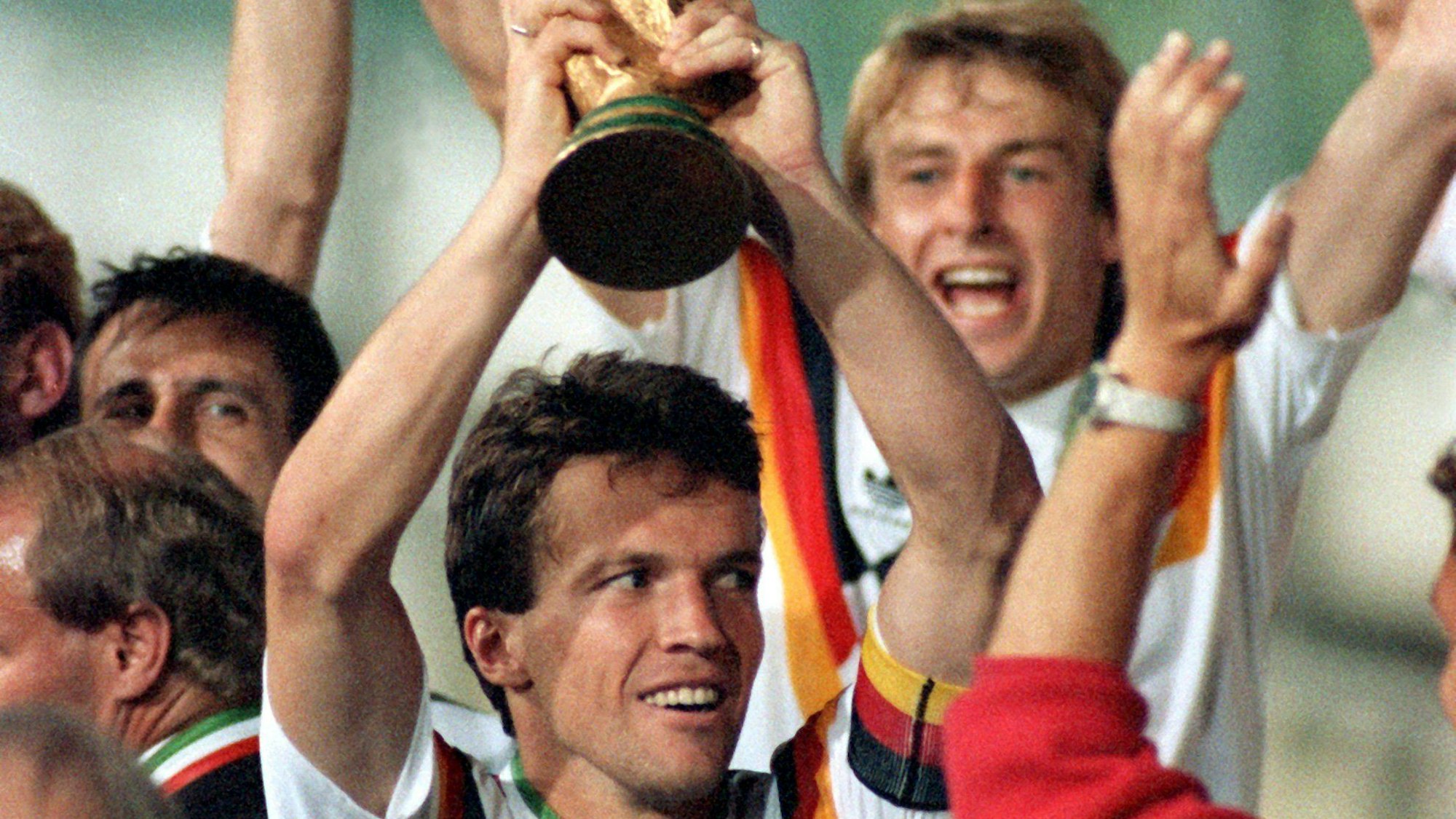 8. Juli 1990: Lothar Matthäus mit dem WM-Pokal.