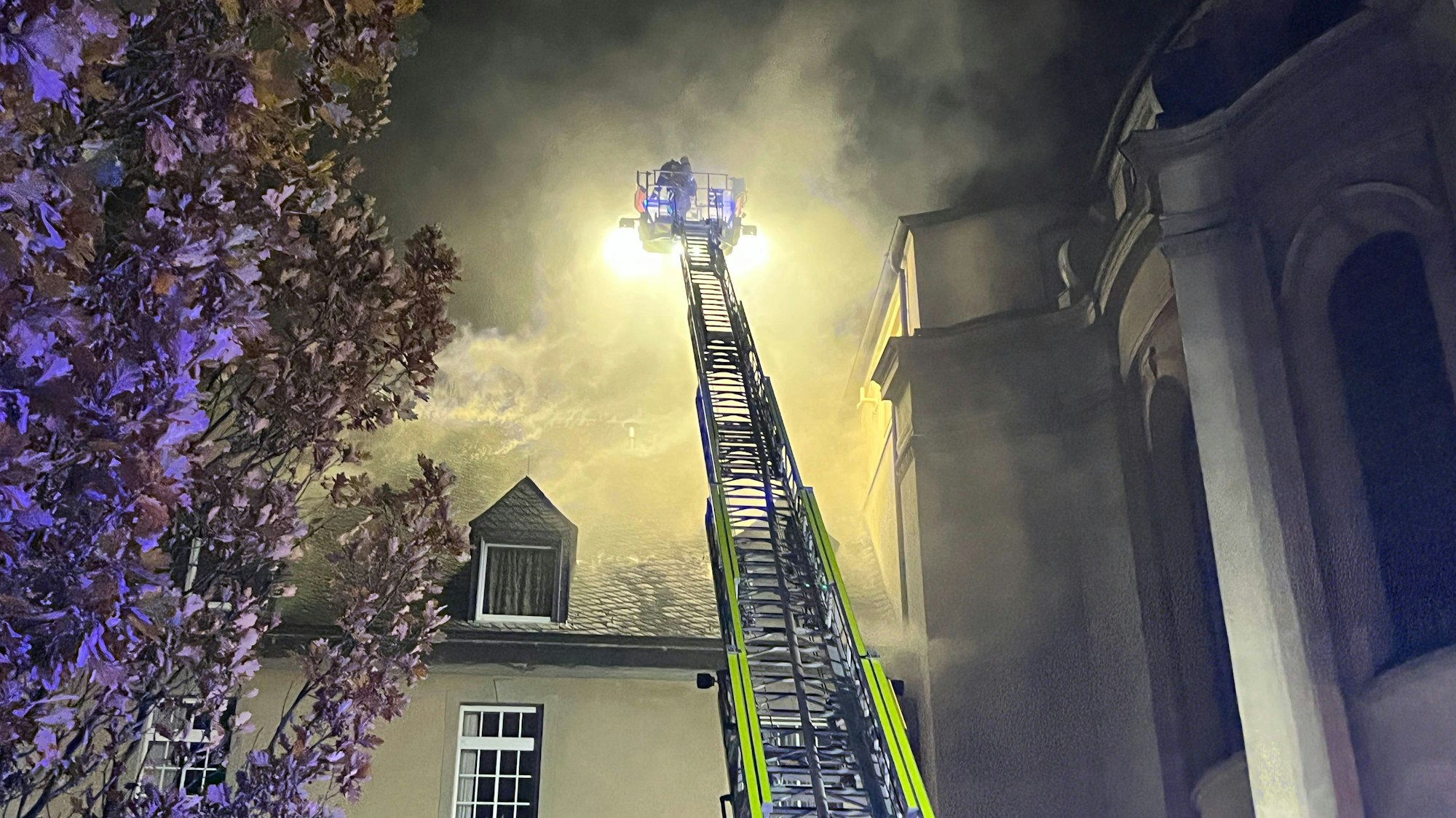 Im Dachgeschoss des Klosters der Steyler Missionare brannte es am Mittwoch, 15. November 2023. Dichter Rauch drang aus der Dachhaut.