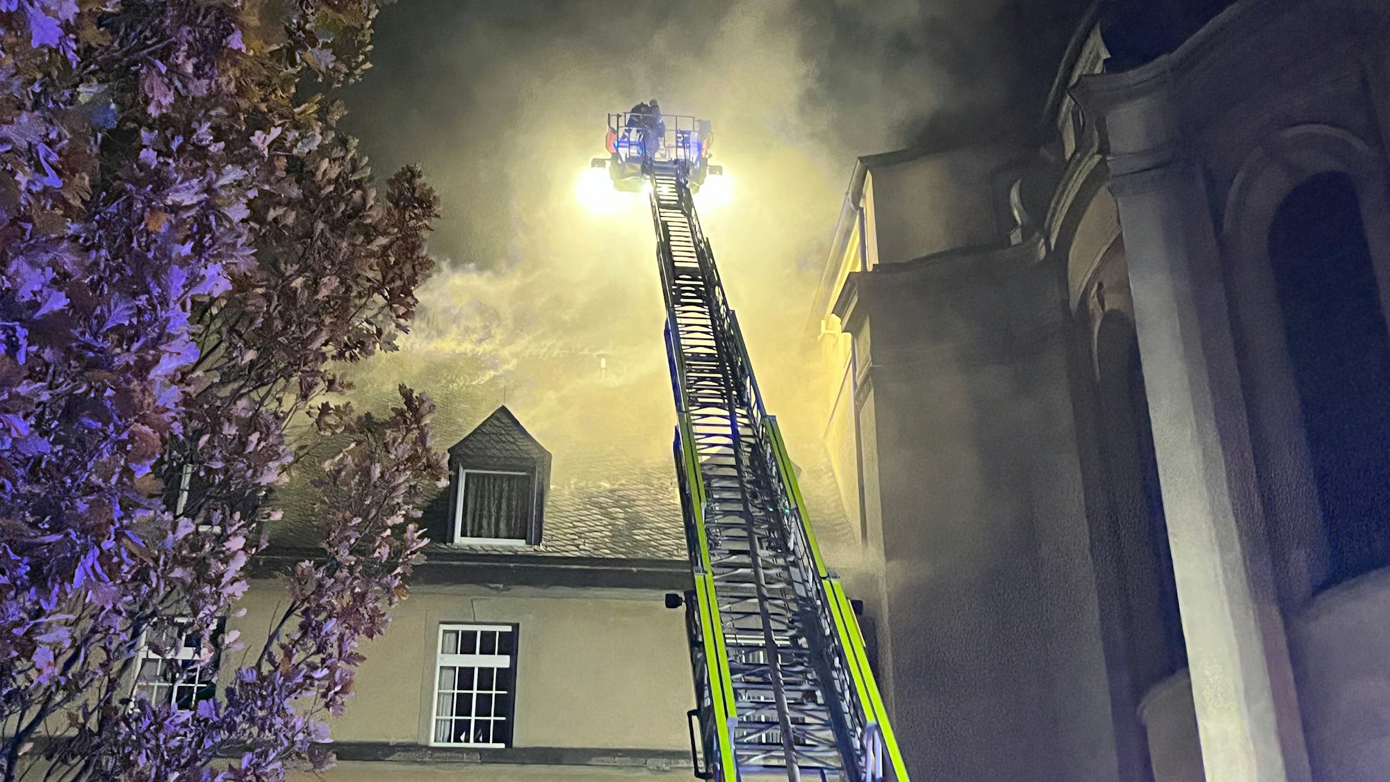 Großeinsatz am 15. November: Die Feuerwehr löscht den Brand im Kloster der Steyler Missionare, auch eine Drehleiter kam zum Einsatz.