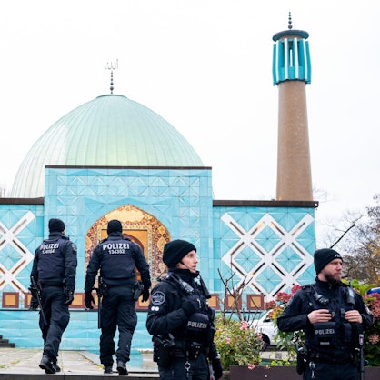 Einsatzkräfte der Polizei stehen während einer Razzia beim islamischen Zentrum Hamburg vor der Imam Ali Moschee (Blaue Moschee) an der Außenalster.