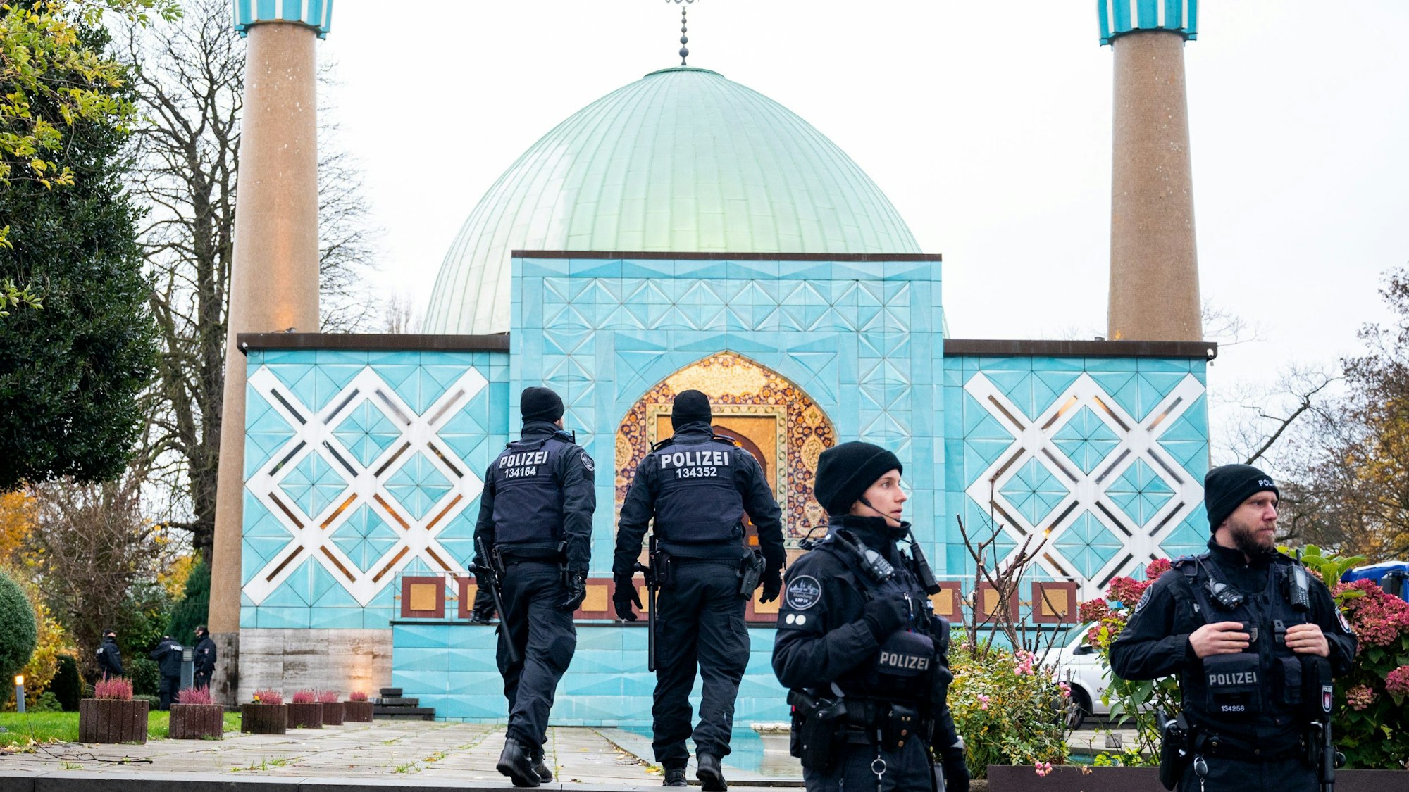 Einsatzkräfte der Polizei stehen während einer Razzia beim islamischen Zentrum Hamburg vor der Imam Ali Moschee (Blaue Moschee) an der Außenalster.