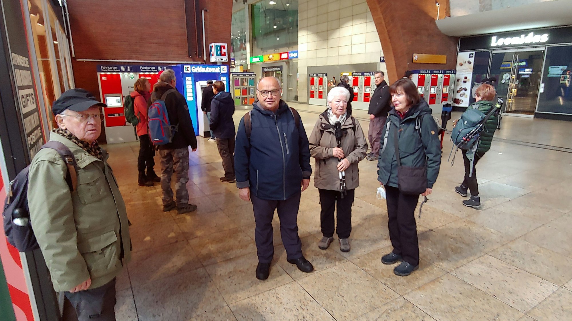 Menschen stehen in der fast leeren Halle im Hauptbahnhof Köln