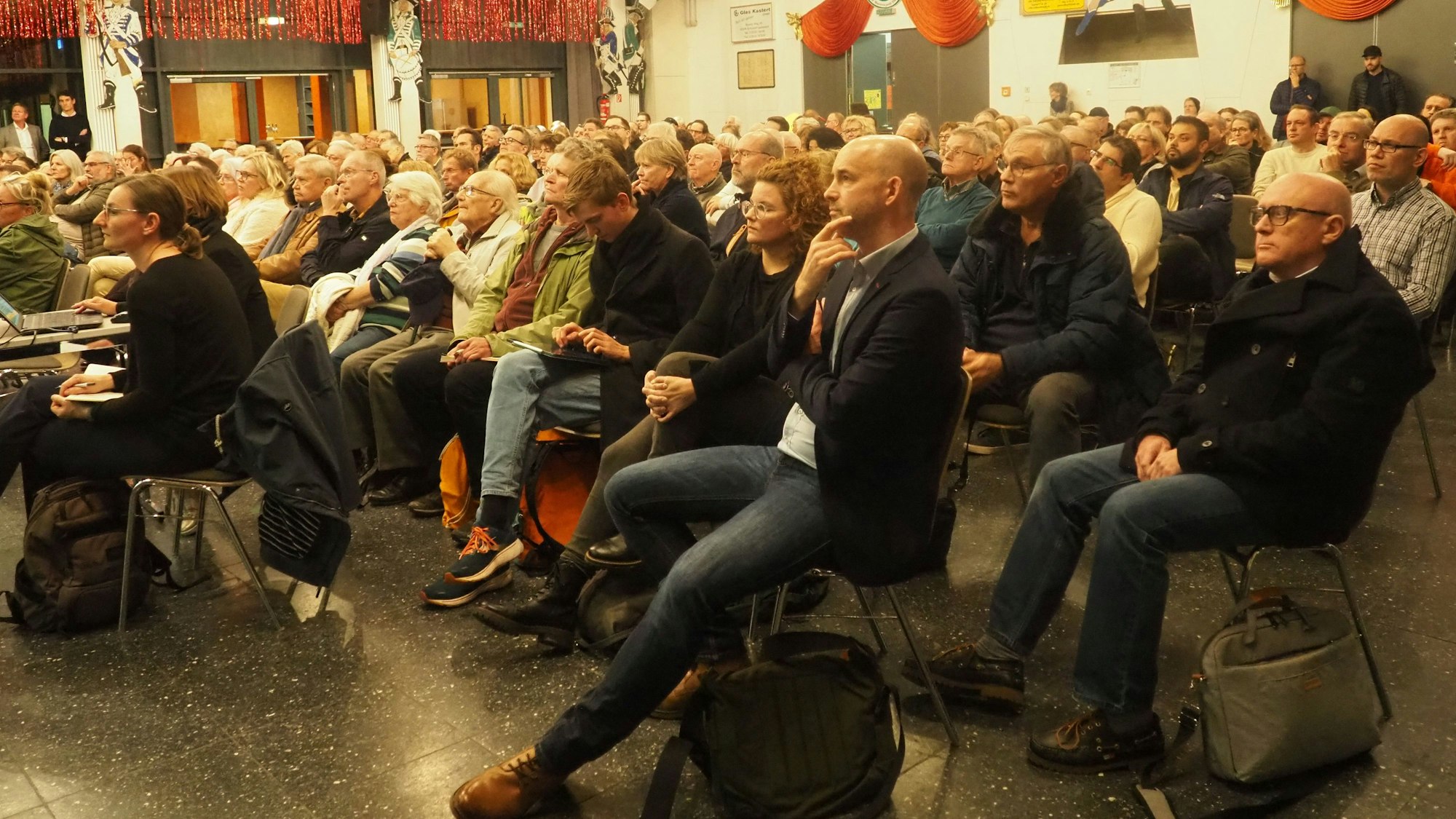 Das Bild zeigt einen Blick ins Publikum.