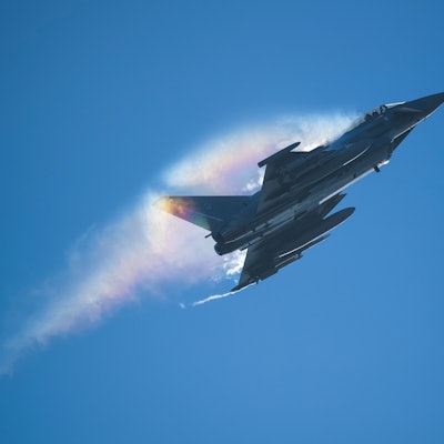 Ein Eurofighter der deutschen Luftwaffe fliegt mit Schallgeschwindigkeit über der Nato-Basis im estnischen Ämari. (Symbolbild)