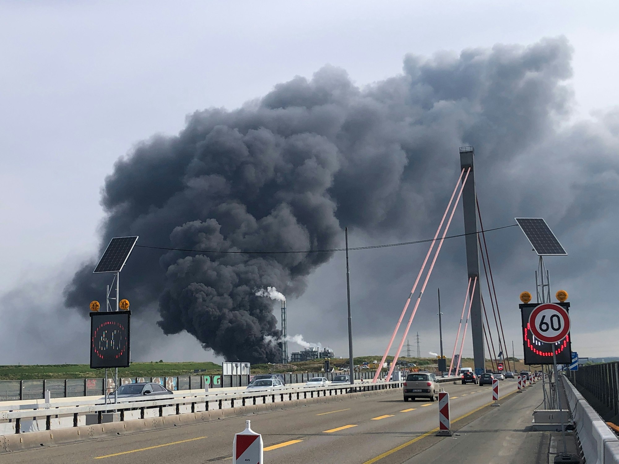 Rauchsäule beim Brand in der VA, Verbrennungsanlage, Sondermüllverbrennung, Sondermüllofen 27. Juli 2021 im Entsorgungszentrum Bürrig. Foto: Ralf Krieger