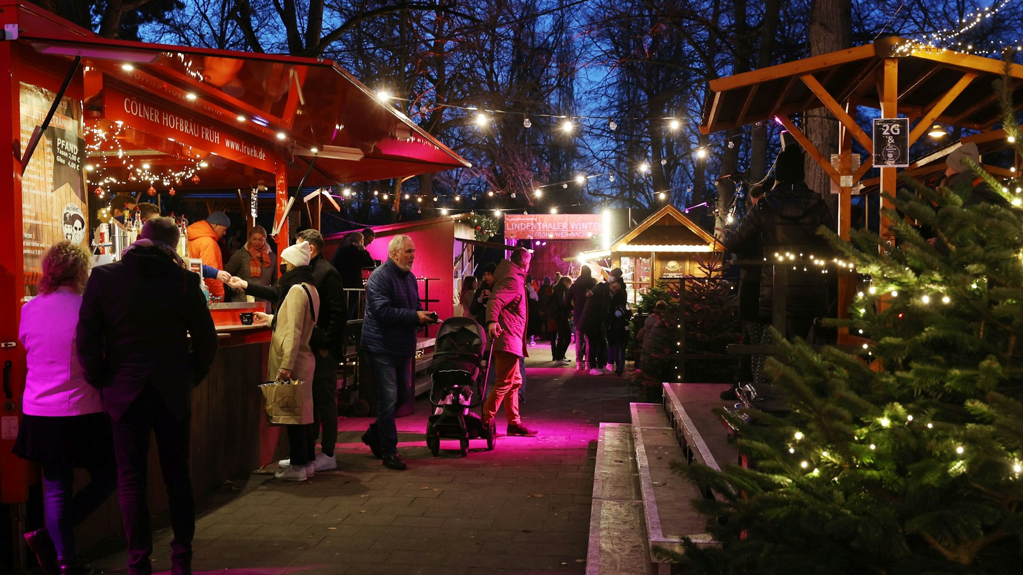 Lindenthaler Winterdorf auf dem Karl-Schwering-Platz.