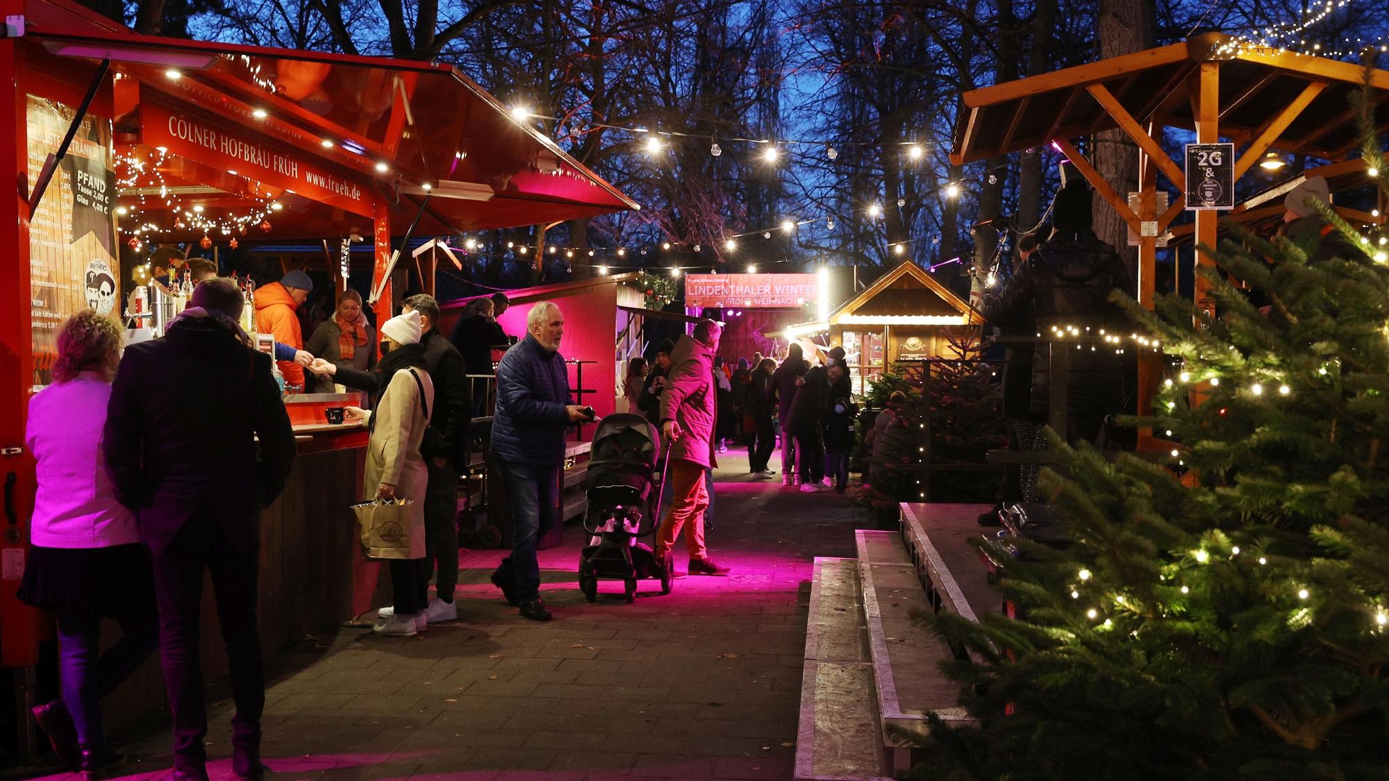 Weihnachtsmarkt auf dem Karl-Schwering-Platz in Lindenthal in Köln.