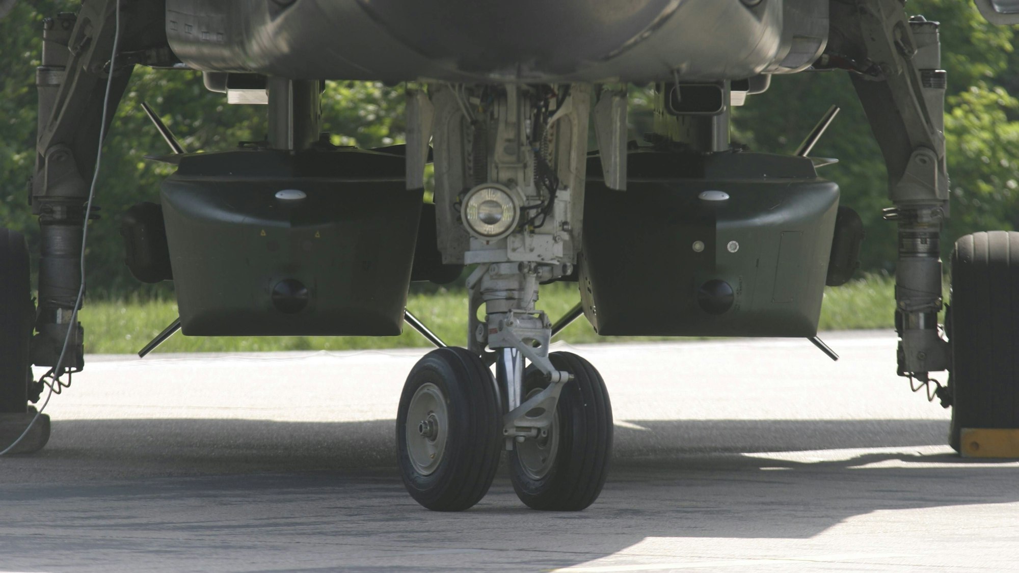 Zwei an einem Tornado-Kampfjet befestigte Taurus-Marschflugkörper. (Archivbild)