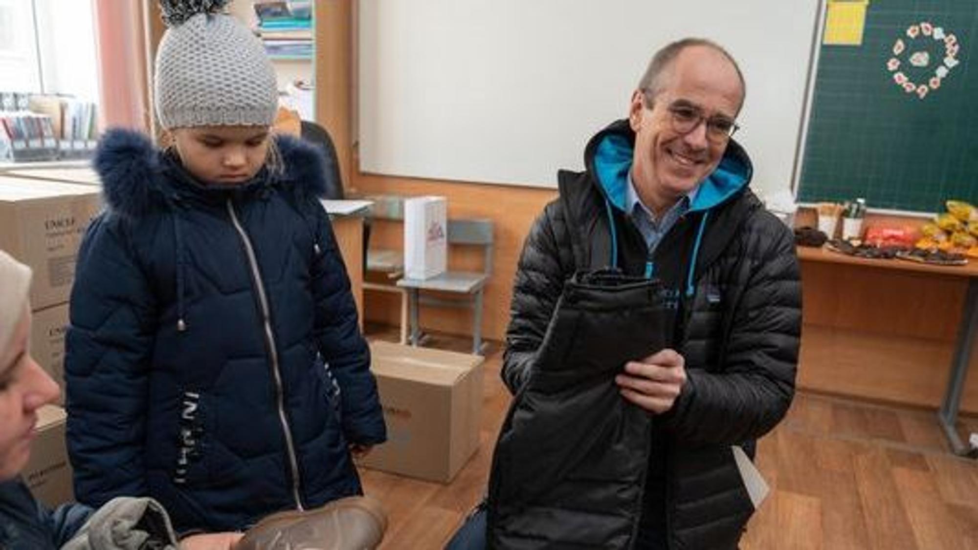 Balaklia, 08 November 2023: Unicef Geschäftsführer Christian Schneider verteilt Pakete mit Winterkleidung.