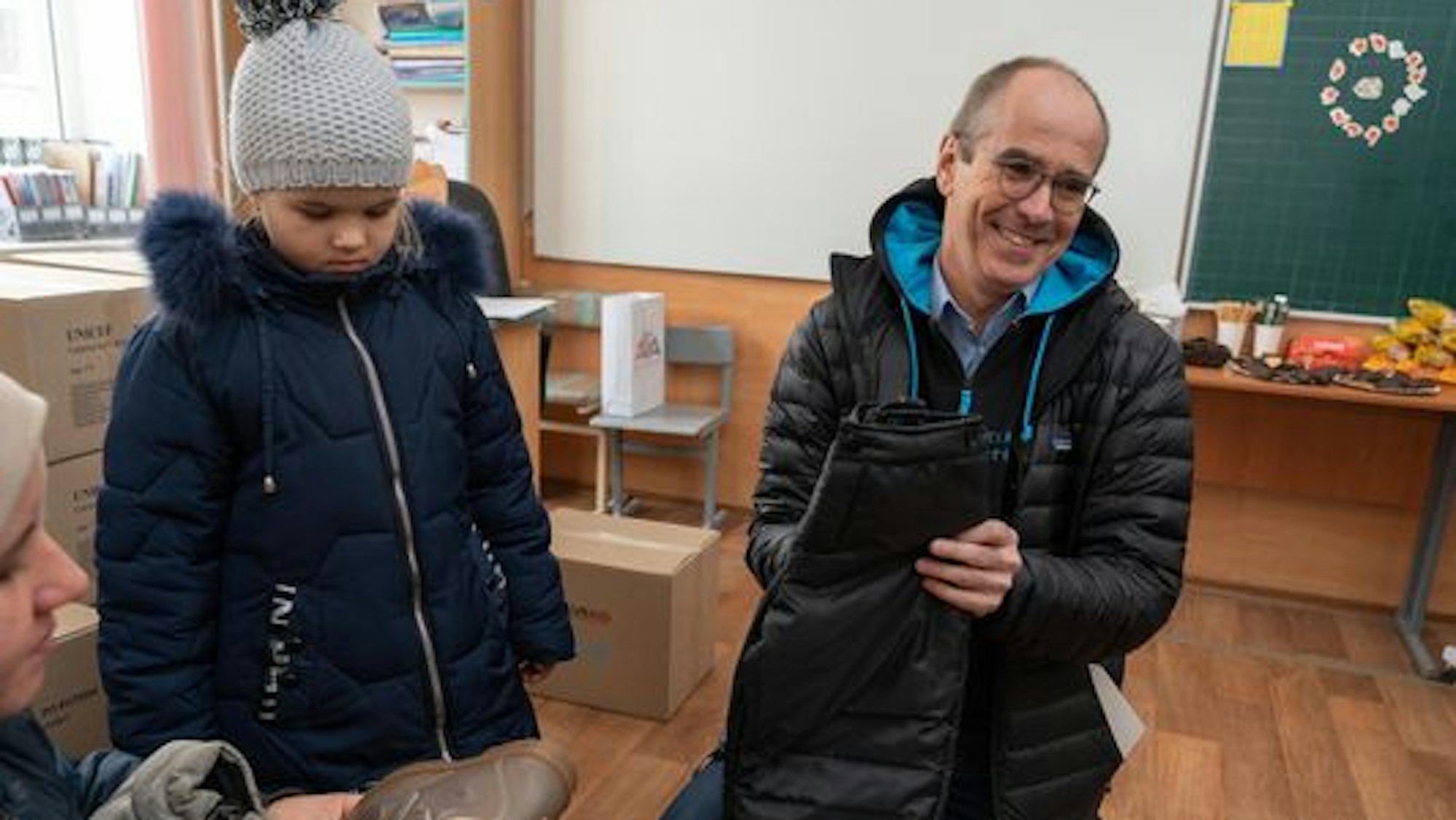 Balaklia, 08 November 2023: Unicef Geschäftsführer Christian Schneider verteilt Pakete mit Winterkleidung.
