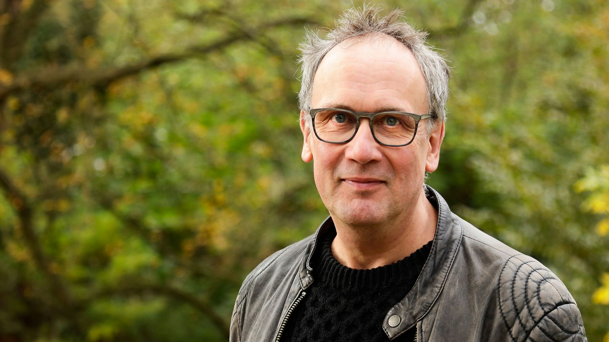 Schriftsteller Volker Kutscher im Kölner Klettenbergpark.