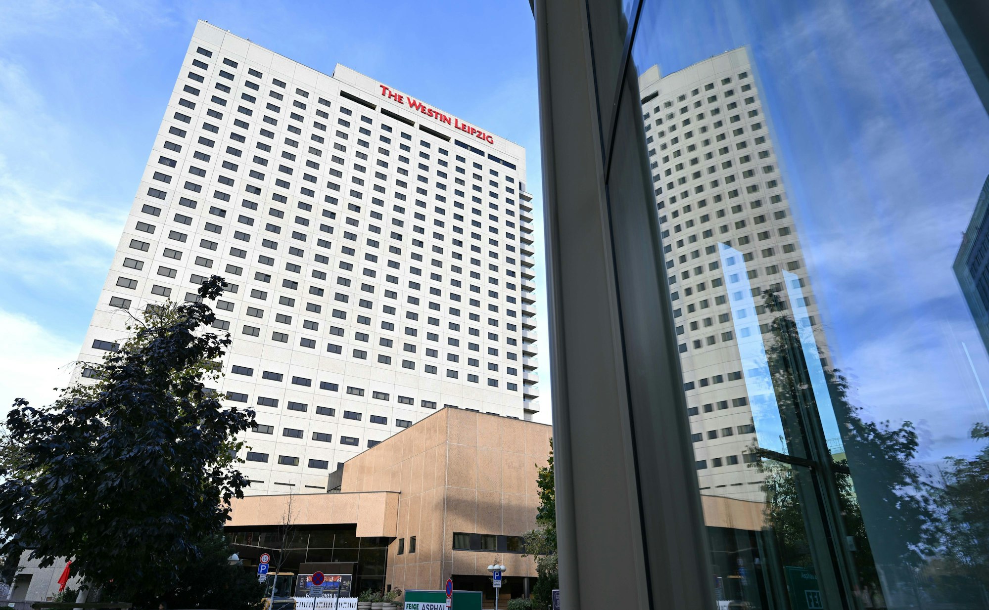 Blick auf das Hotel The Westin in Leipzig. Am 07. November soll am Landgericht in Leipzig der Prozess gegen den Musiker Gil Ofarim wegen falscher Verdächtigung und ·Verleumdung beginnen.