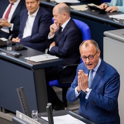 Friedrich Merz (r), CDU-Bundesvorsitzender und Unions-Fraktionsvorsitzender, spricht im Plenum des Deutschen Bundestages vor Bundeskanzler Olaf Scholz (SPD, hinten M). (Archivbild)