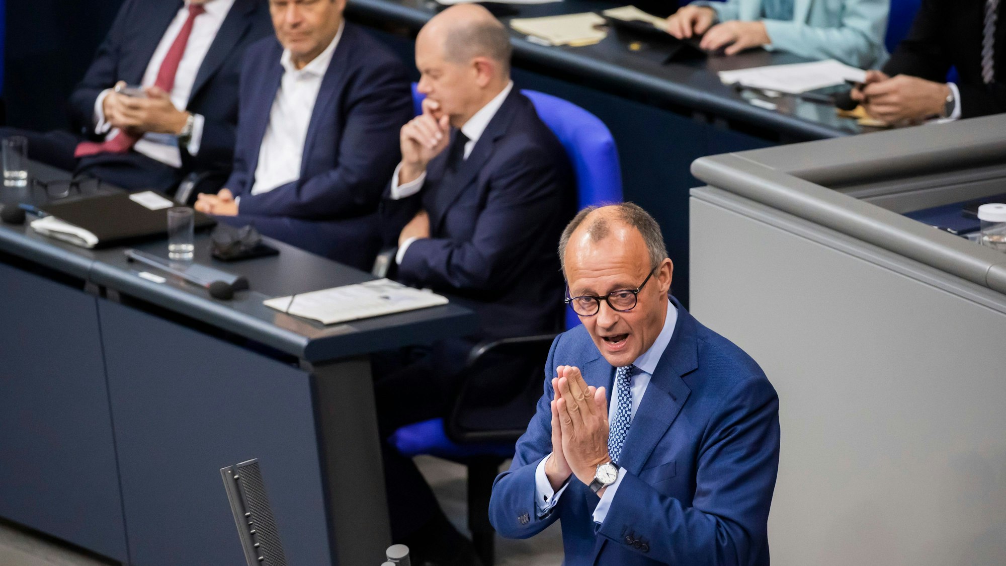 Friedrich Merz (r), CDU-Bundesvorsitzender und Unions-Fraktionsvorsitzender, spricht im Plenum des Deutschen Bundestages vor Bundeskanzler Olaf Scholz (SPD, hinten M). (Archivbild)