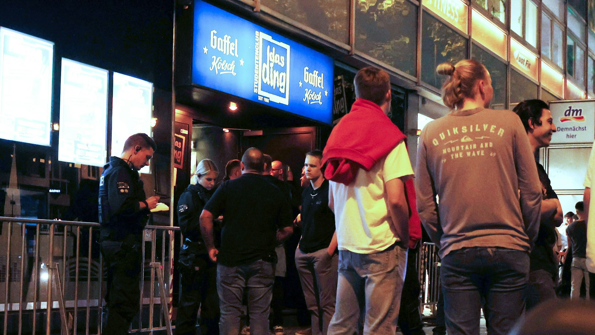 Personen vor dem Eingang des Clubs „Das Ding“
