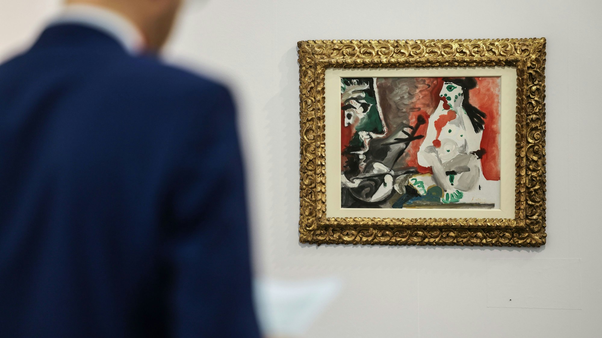 Ein Mann betrachtet ein Bild.