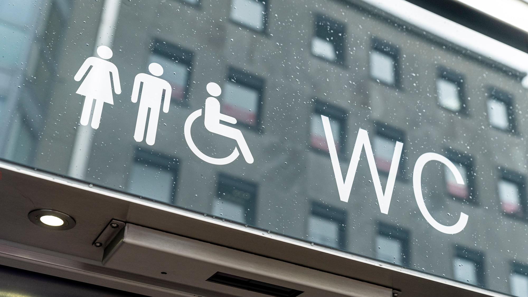 Schild einer öffentlichen Toilette in Köln.