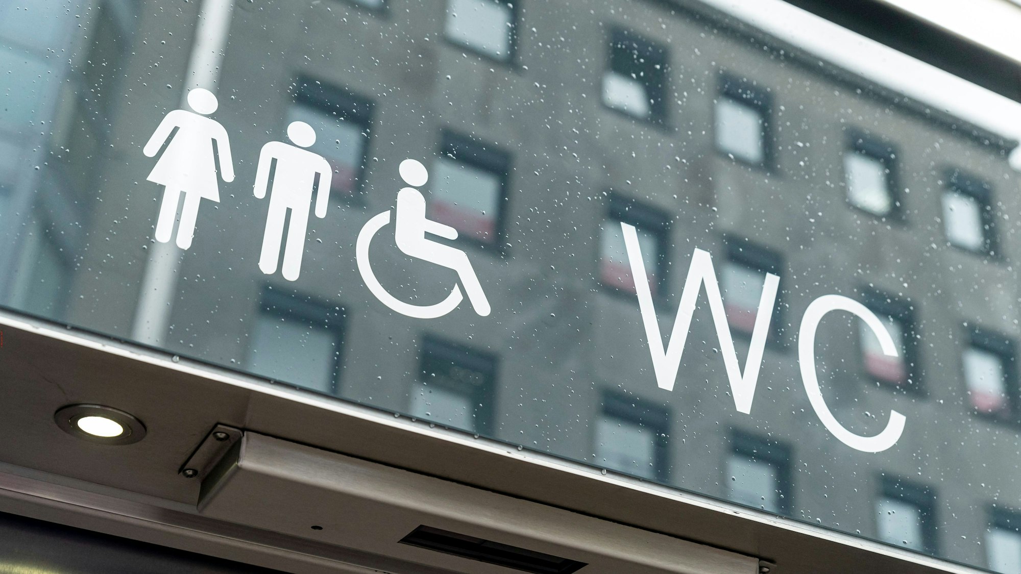 Schild einer öffentlichen Toilette in Köln.