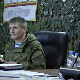 Kremlchef Wladimir Putin (r.) zusammen mit Generaloberst Michail Teplinski bei deinem Frontbesuch im April. Der Kommandeur hat nun offenbar ungewöhnlich offen über russische Verluste gesprochen. (Archivbild)