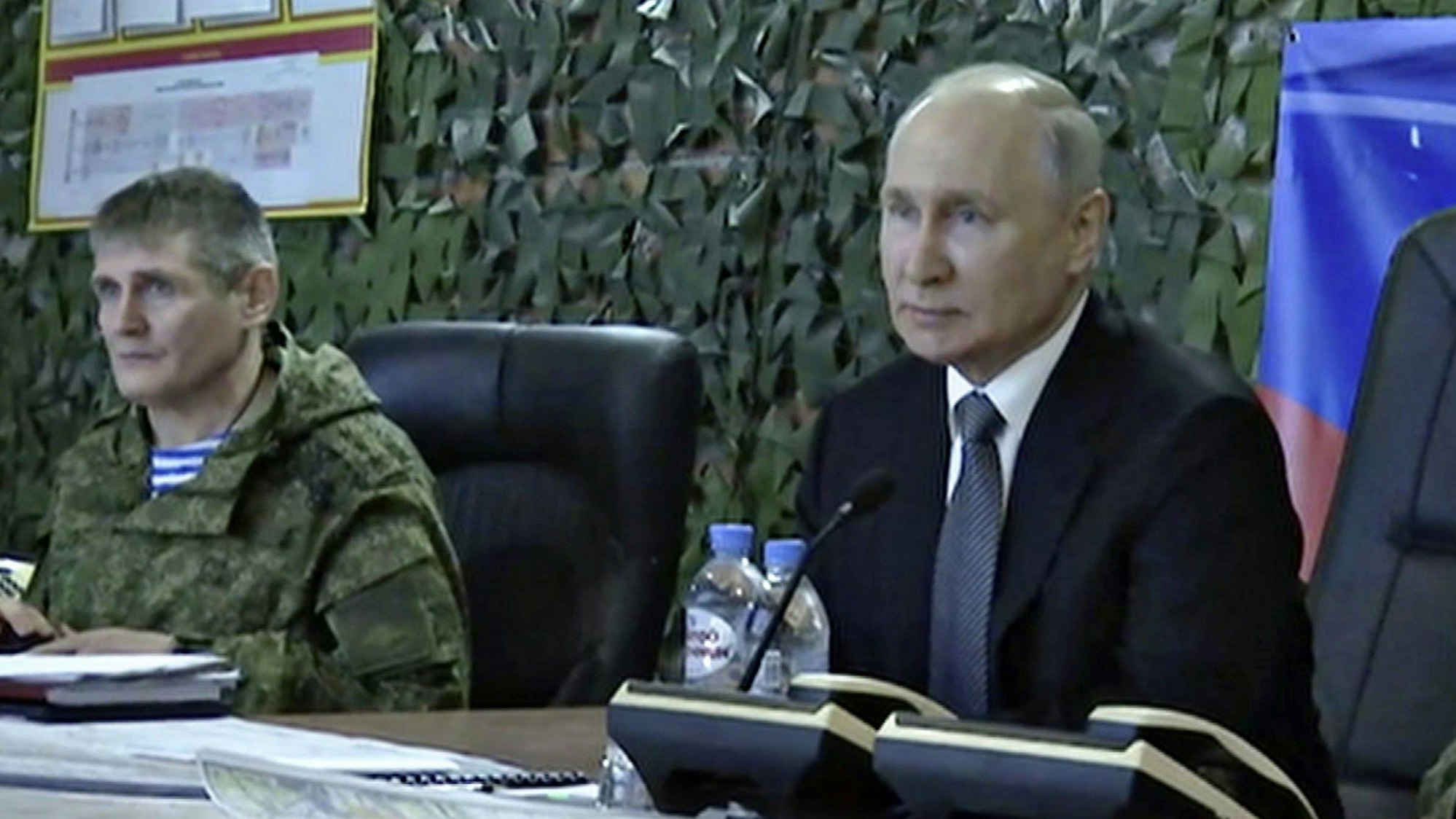 Kremlchef Wladimir Putin (r.) zusammen mit Generaloberst Michail Teplinski bei deinem Frontbesuch im April. Der Kommandeur hat nun offenbar ungewöhnlich offen über russische Verluste gesprochen. (Archivbild)