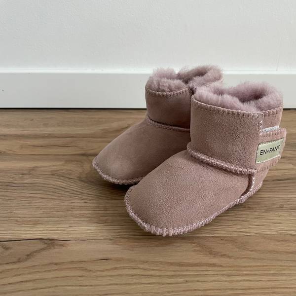 Babyschuhe in rose, Nahaufnahme. Für Ratgeber-Geschichte zum Thema Betrug auf Kleinanzeigen