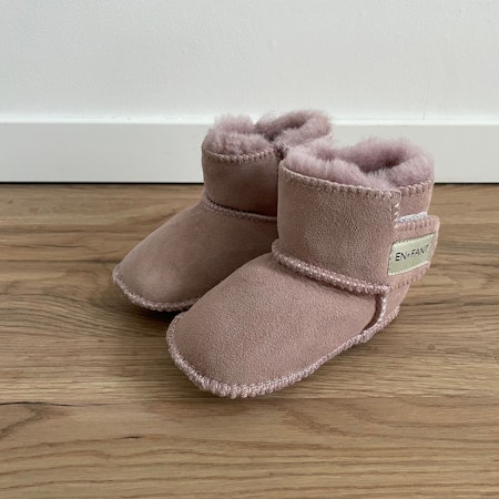 Babyschuhe in rose, Nahaufnahme. Für Ratgeber-Geschichte zum Thema Betrug auf Kleinanzeigen