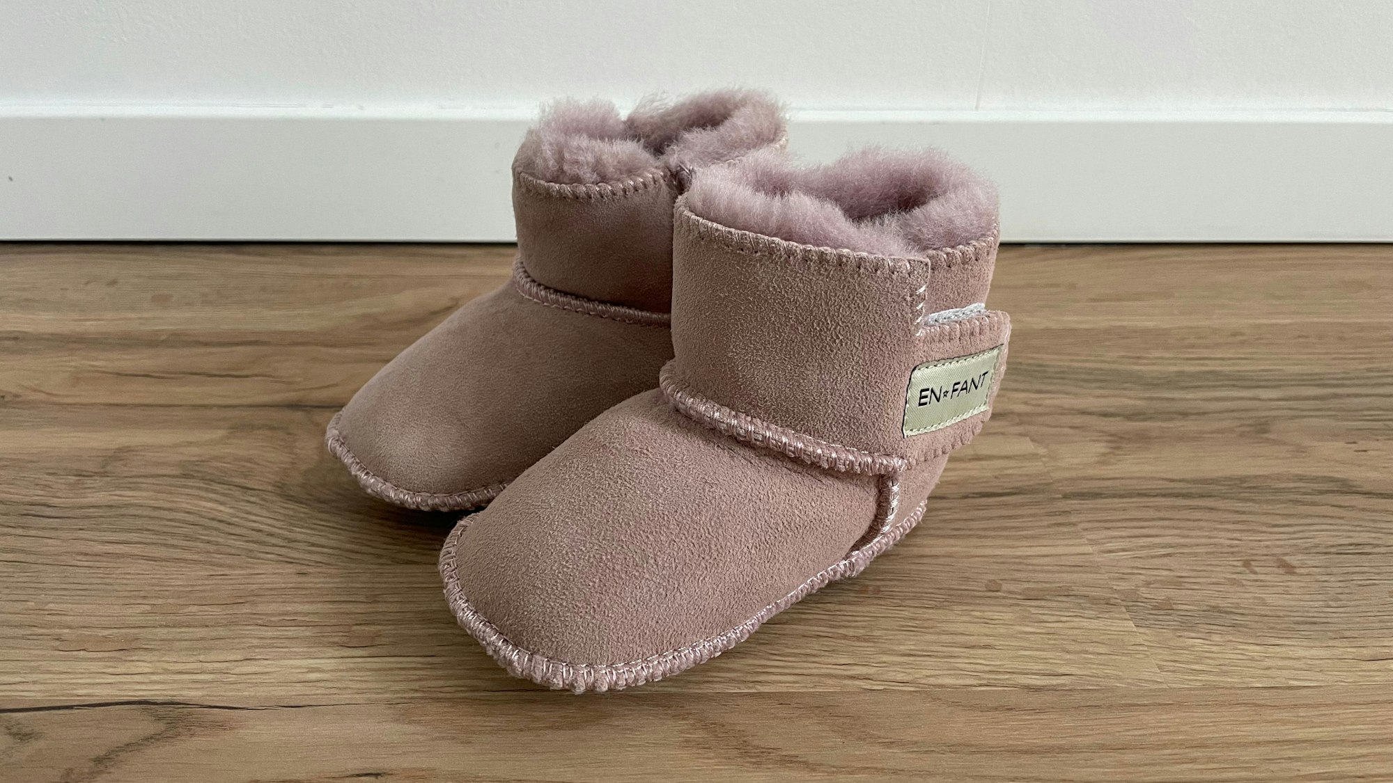 Babyschuhe in rose, Nahaufnahme. Für Ratgeber-Geschichte zum Thema Betrug auf Kleinanzeigen