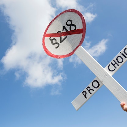 Ein Plakat in Form eines Verbotsschilds fordert die Streichung des Abtreibungsparagrafen 218.