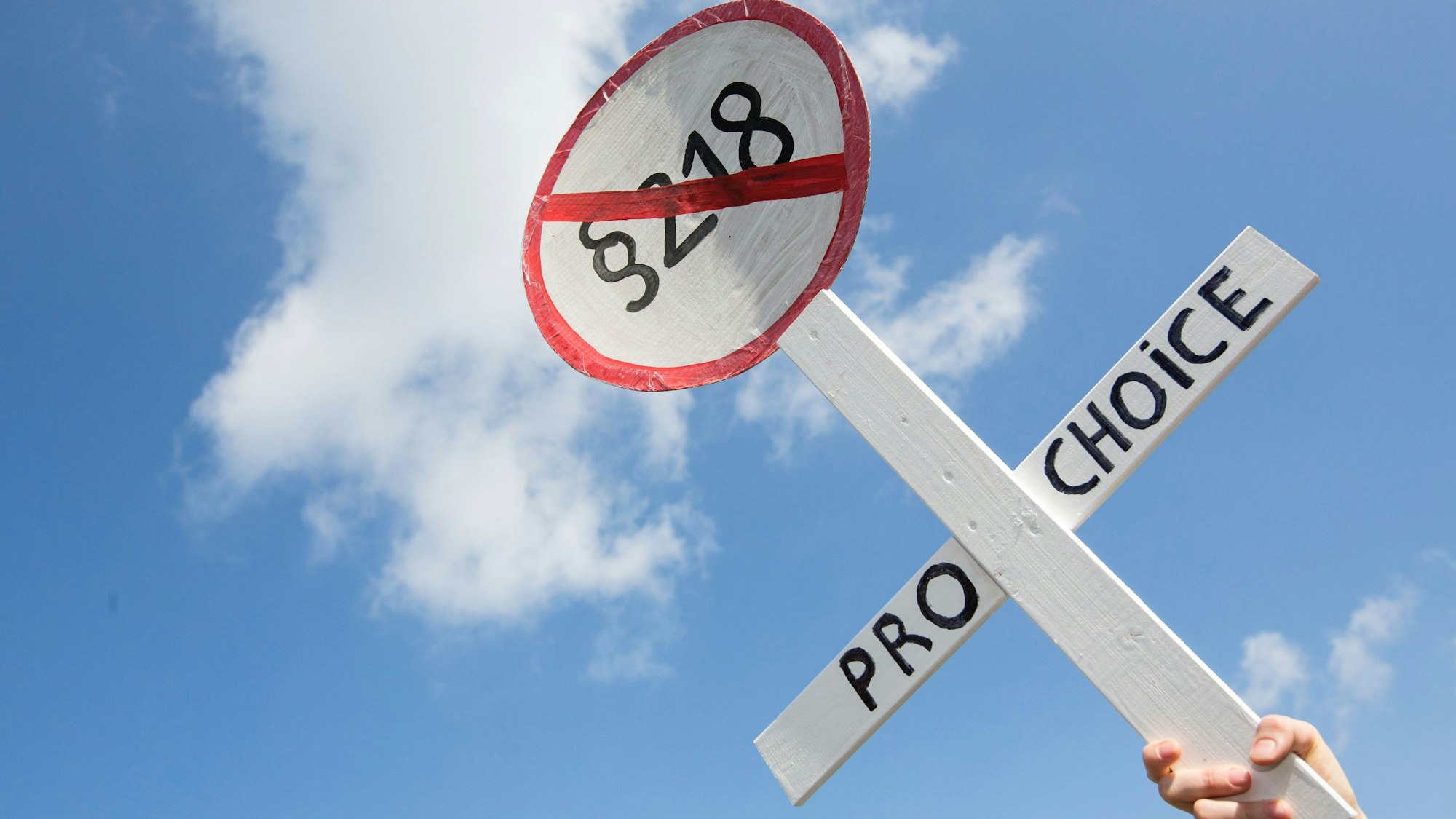 Ein Plakat in Form eines Verbotsschilds fordert die Streichung des Abtreibungsparagrafen 218.