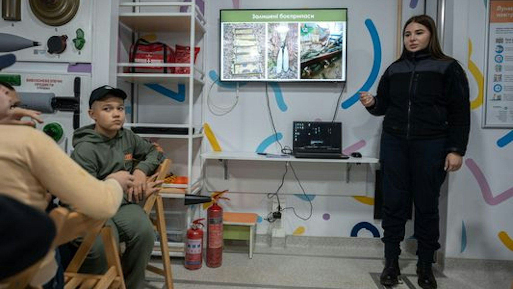 In einem als Info-Mobil ausgestatteten Bus werden Kinder in der Ostukraine über die Gefahrenaufgeklärt, die von Minen und Blindgängern ausgehen.