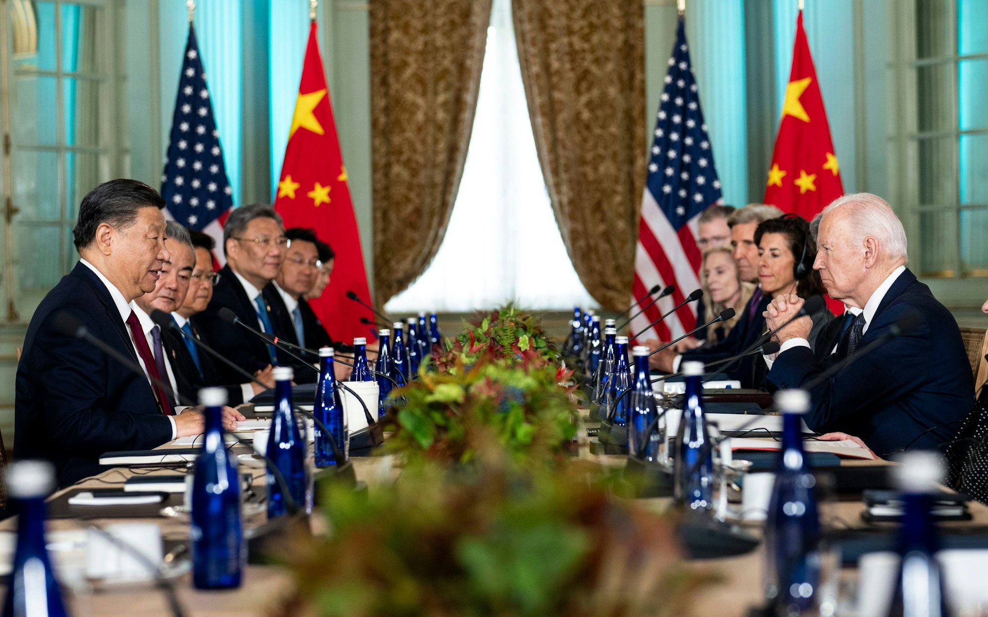 Historisches Treffen im US-amerikanischen Woodside: US-Präsident Joe Biden (r.) und Chinas Präsident Xi Jinping treffen sich nach monatelangen Spannungen.