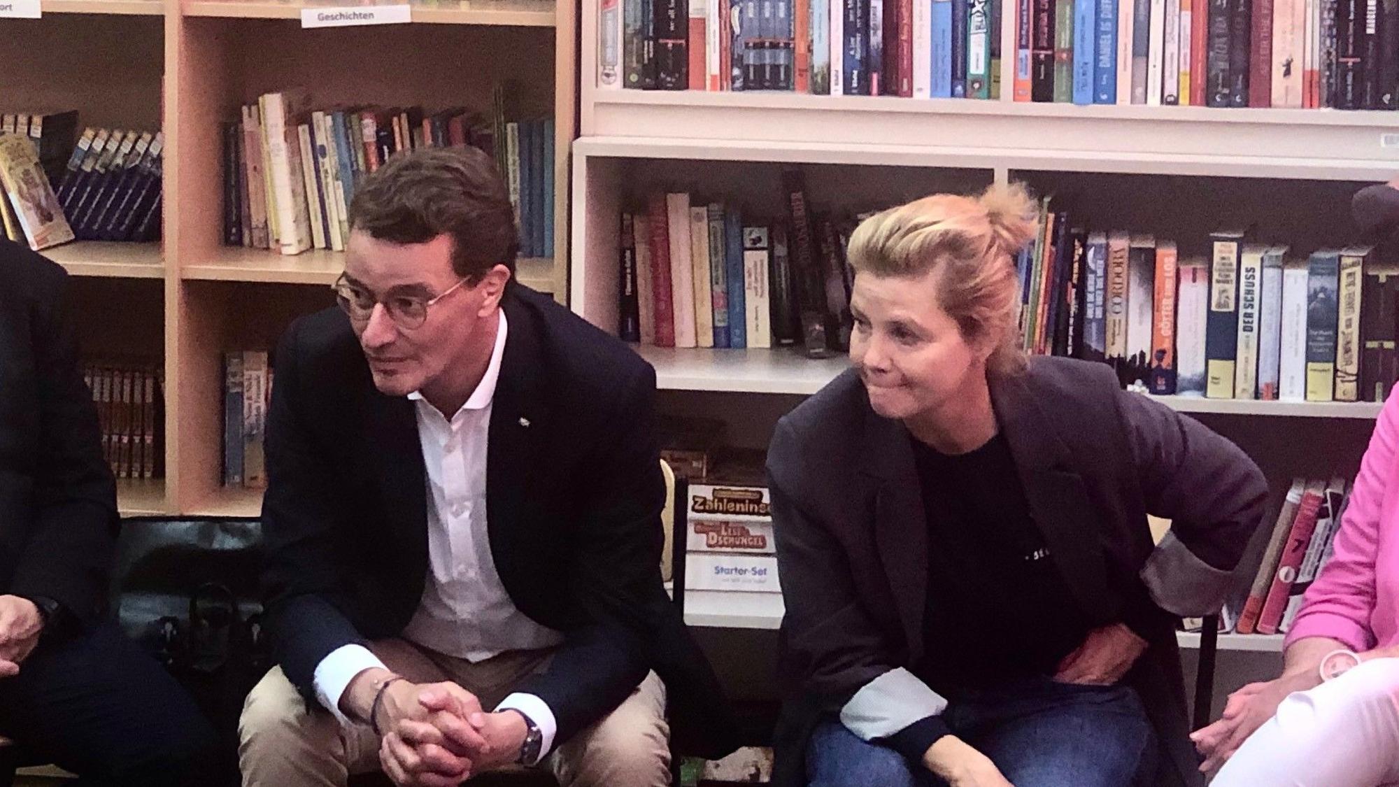 Ministerpräsident Hendrik Wüst und Annette Frier zu Besuch im Kölner Leseclub in der Kölner Adolf-Kolping-Schule.