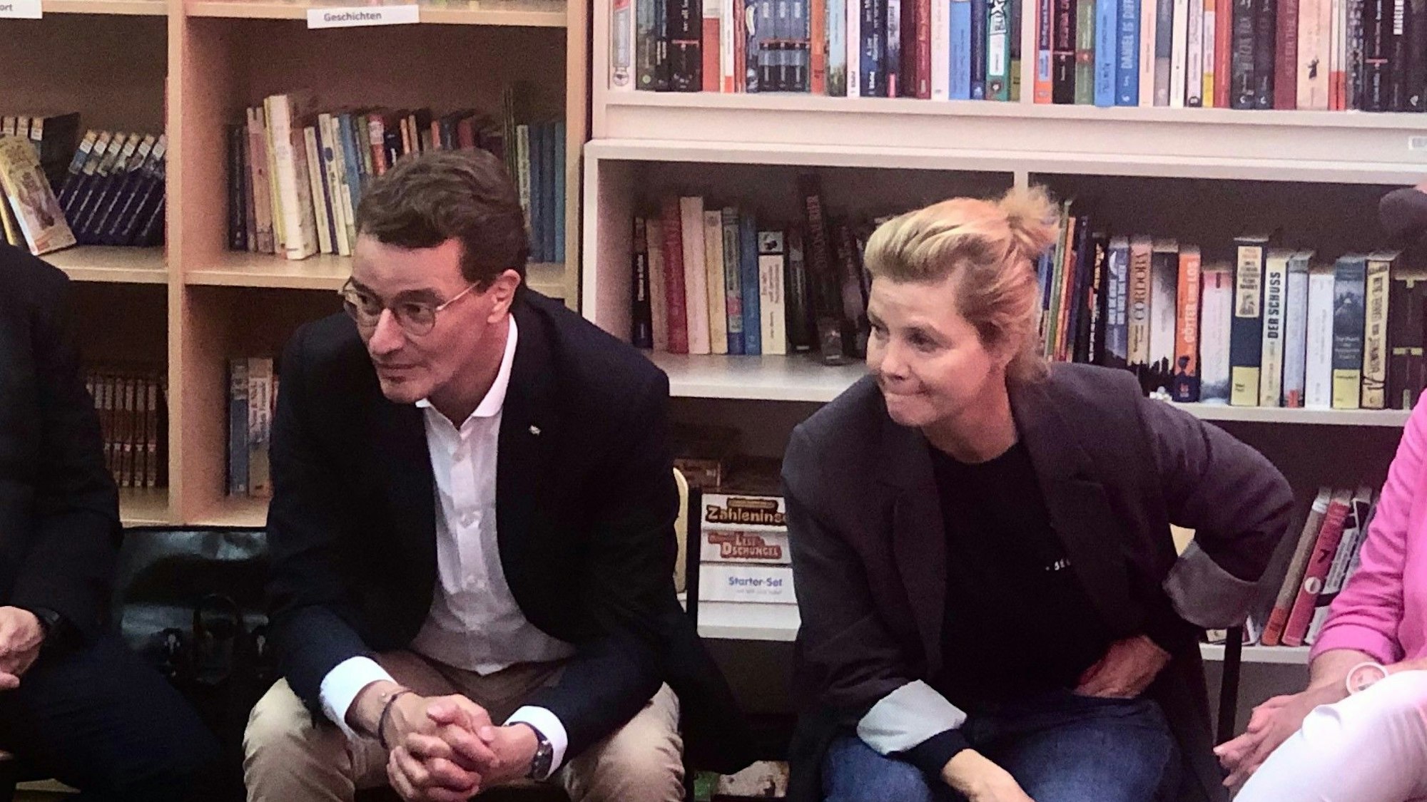 Ministerpräsident Hendrik Wüst und Annette Frier zu Besuch im Kölner Leseclub in der Kölner Adolf-Kolping-Schule.