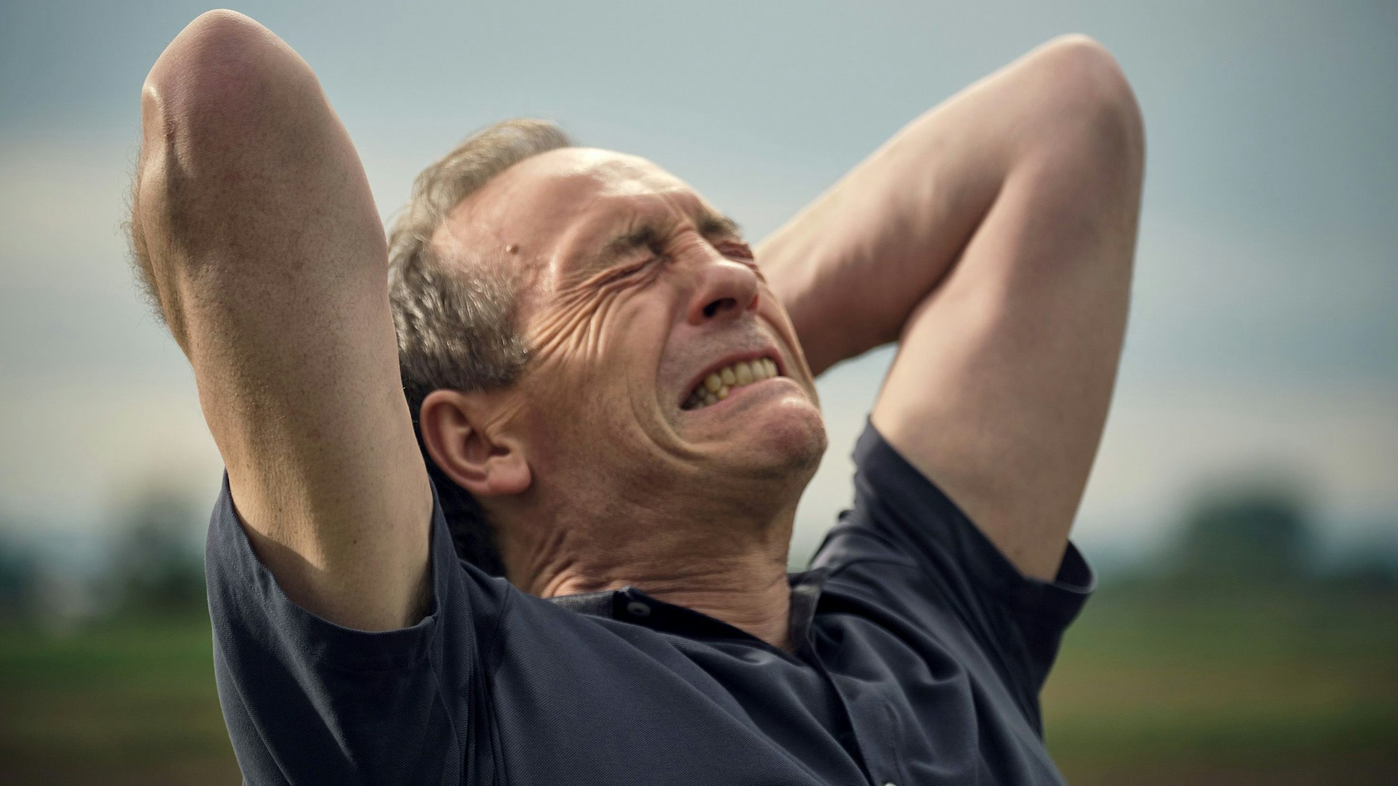 Die peinigenden Erlebnisse seiner Kindheit hatte Daniel Vogt (Jürgen Hartmann) lange aus seinem Bewusstsein gesperrt. Aber nach dem Tod seines Jugendfreundes geht das nicht mehr.
Er schaut schmerzverzerrt mit zugekniffenen Augen und verschränkt die Arme hinter seinem Kopf.