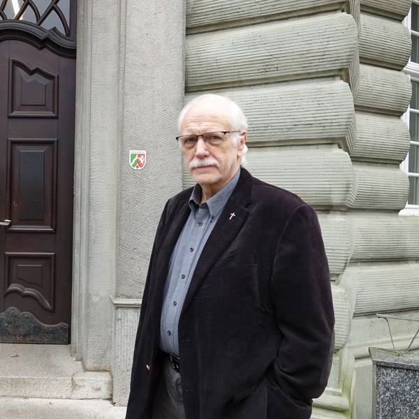 Am Tag nach dem Brand im Kloster der Steyler Missionare gaben die Verantwortlichen Auskunft und zeigten Perspektiven auf. Pater Martin Welling, Vizerektor des Missionspriesterseminars Sankt Augustin (r.) und Hausökonom Jürgen Bewermeier.