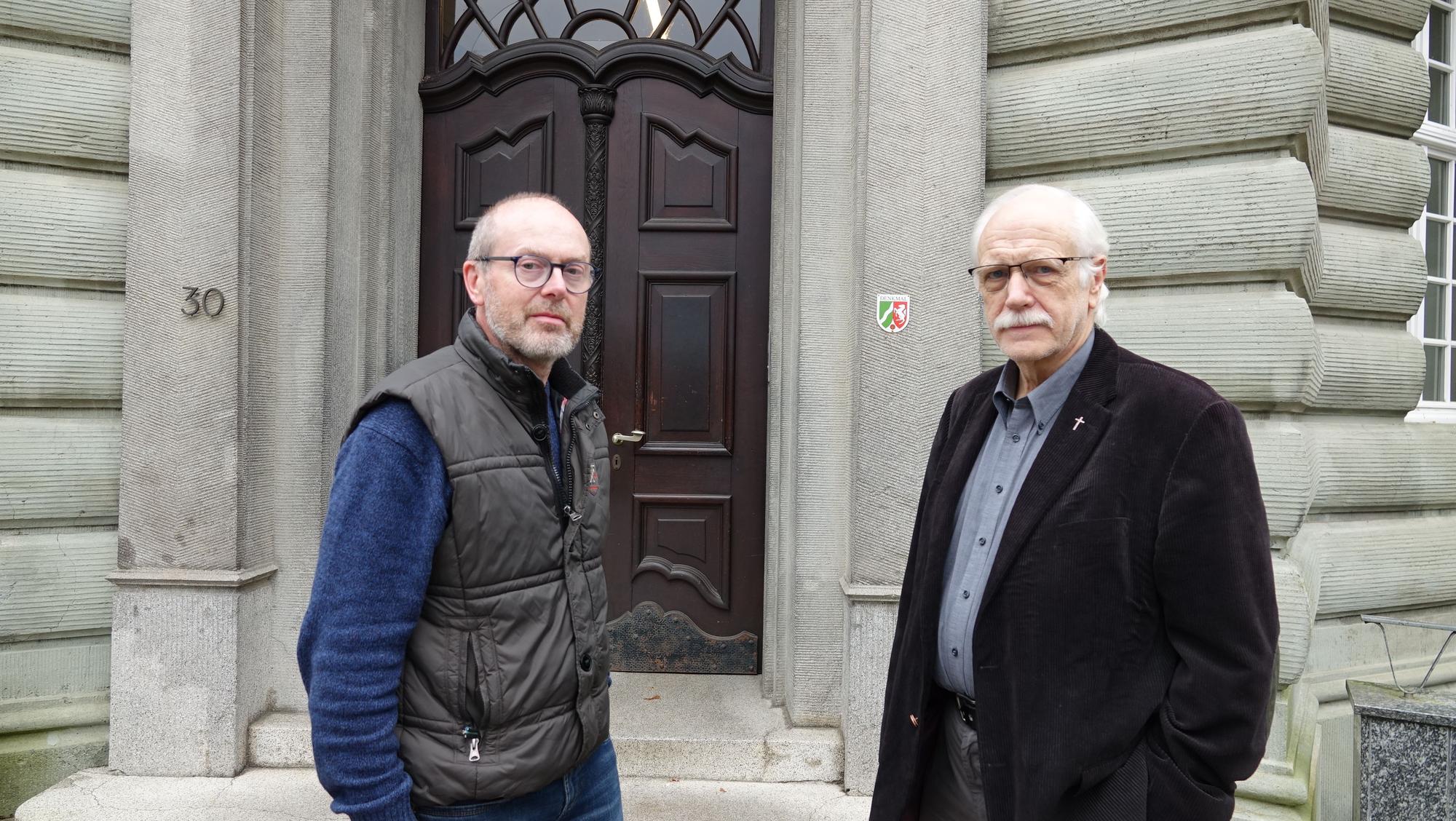 Am Tag nach dem Brand im Kloster der Steyler Missionare gaben die Verantwortlichen Auskunft und zeigten Perspektiven auf. Pater Martin Welling, Vizerektor des Missionspriesterseminars Sankt Augustin (r.) und Hausökonom Jürgen Bewermeier.