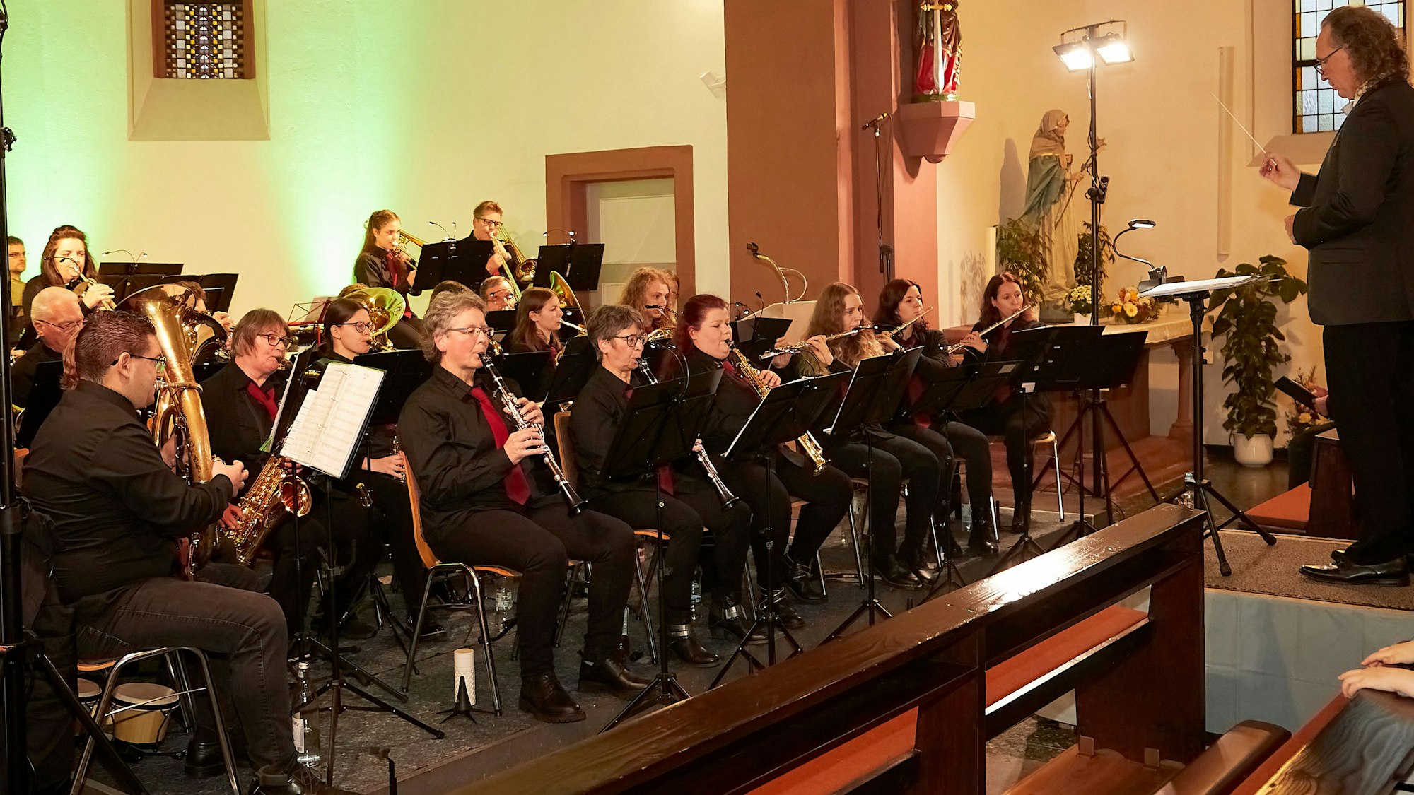 Hellenthal: Rescheider Eifelblasorchester begeistert bei Konzert ...