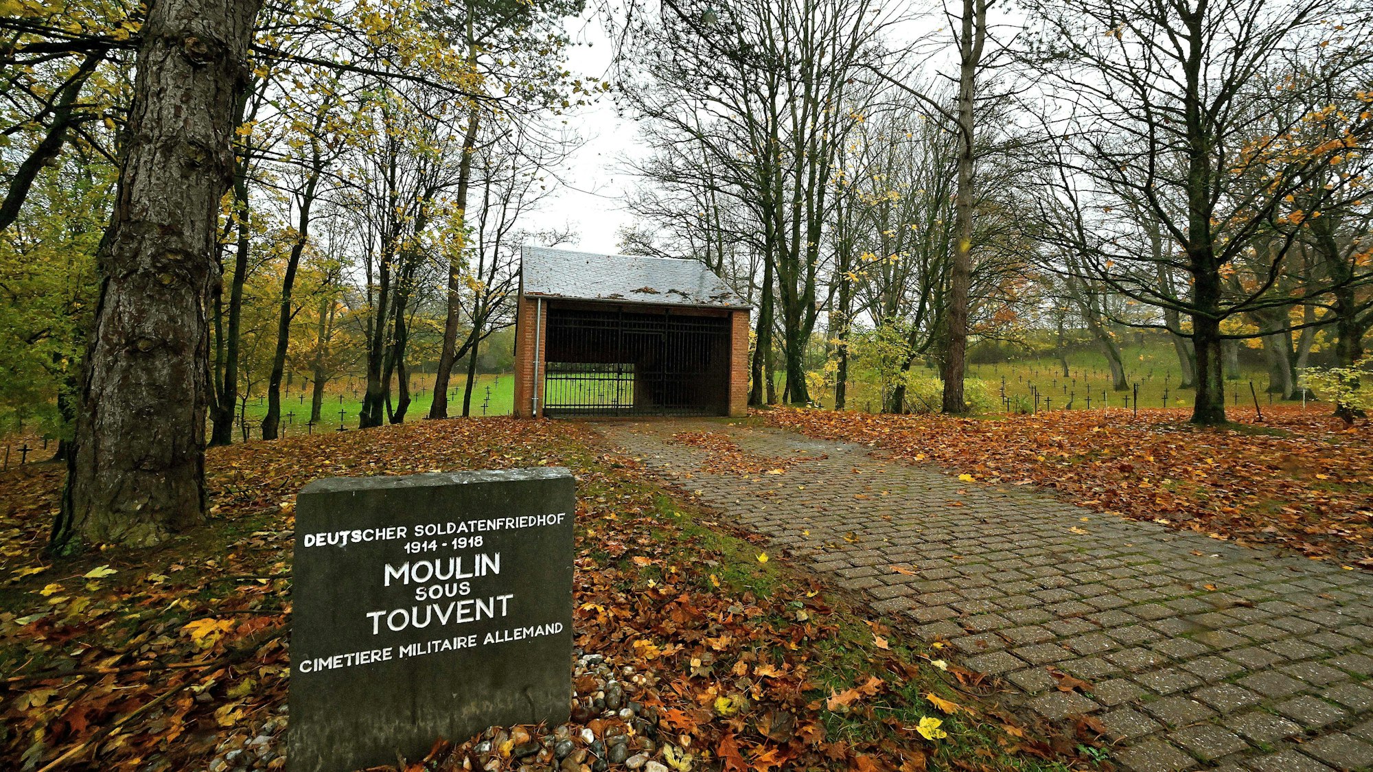 Der Eingang des deutschen Soldatenfriedhofs im nordfranzösischen Moulin-sous-Touvent.