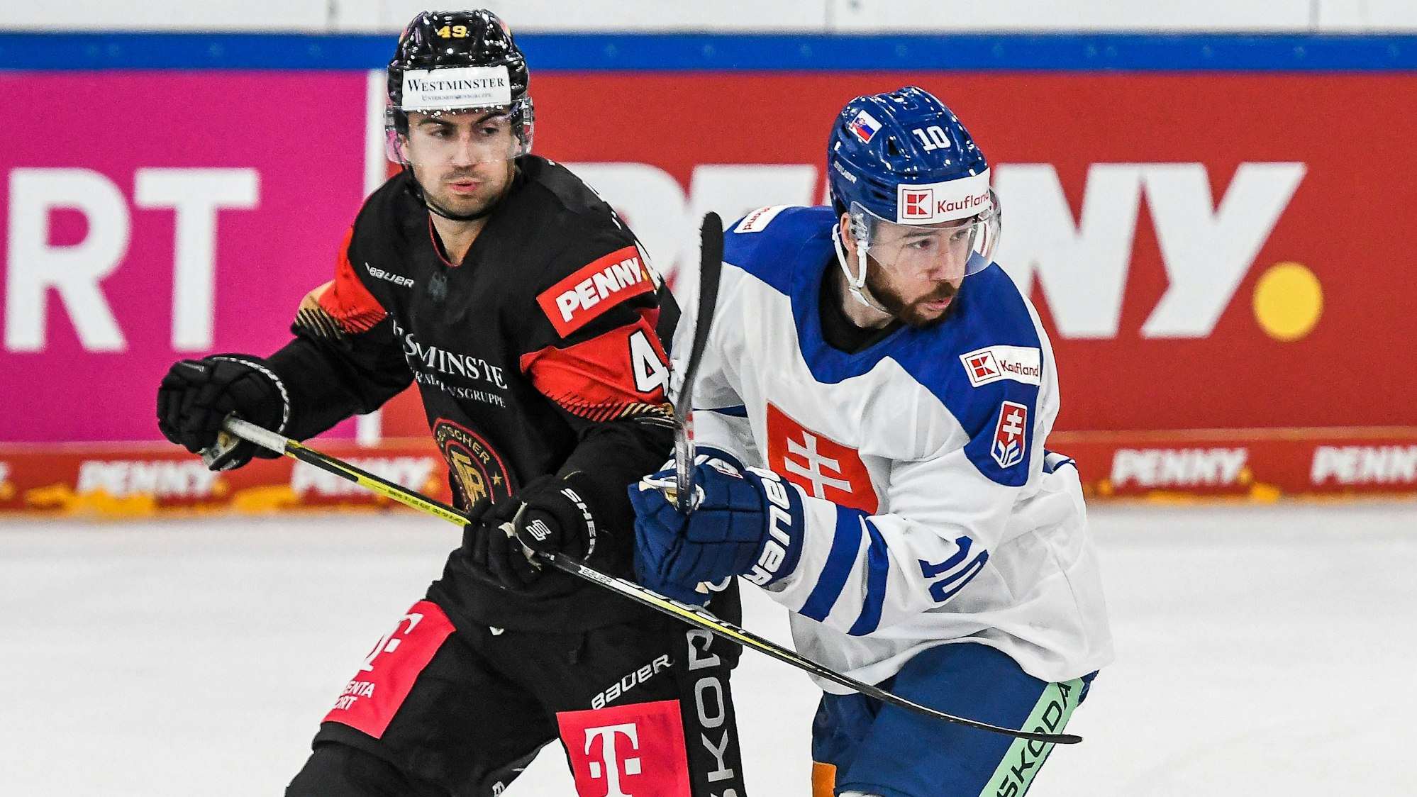 Maximilian Kammerer (49, links im Bild) im Zweikampf mit Silvester Kusko aus der Slowakei