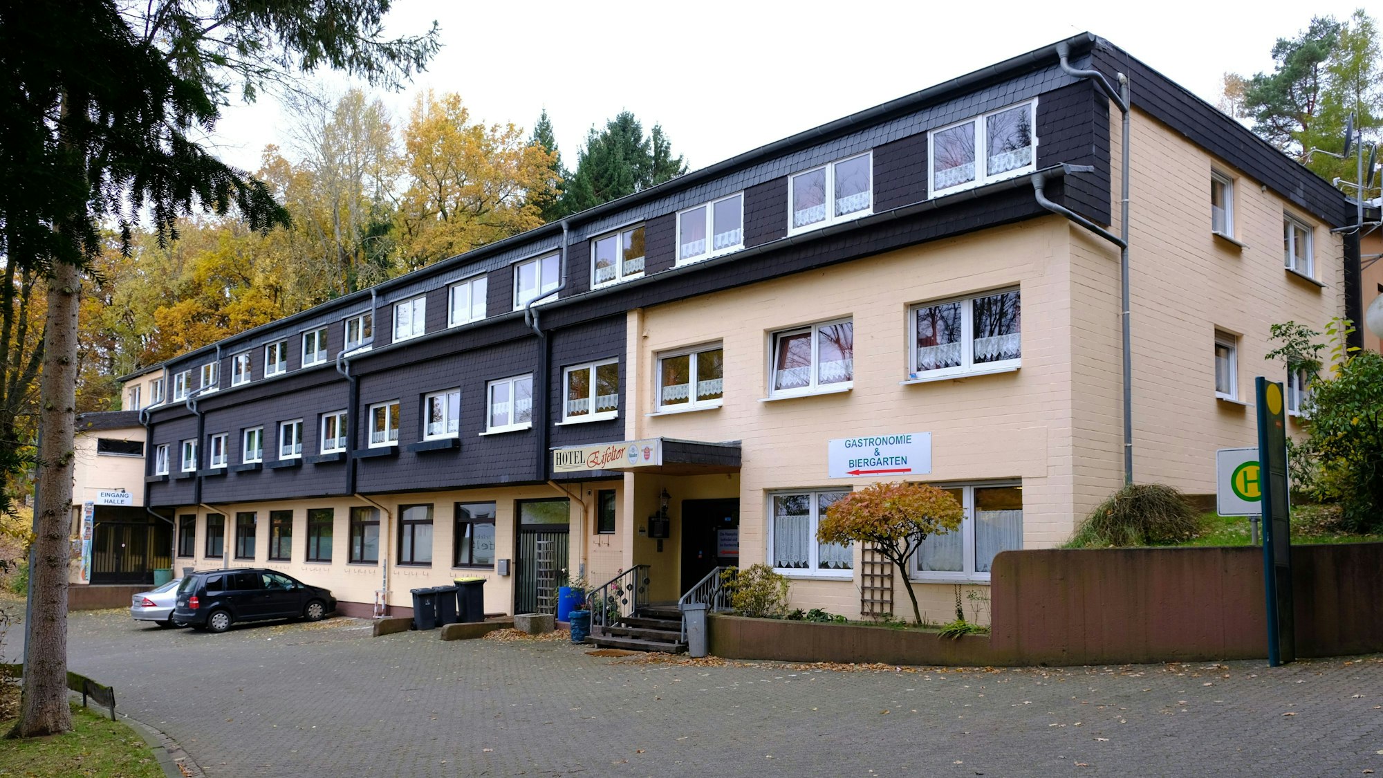 Das Foto zeigt das am Waldrand stehende Hotel Eifeltor in Kommern.