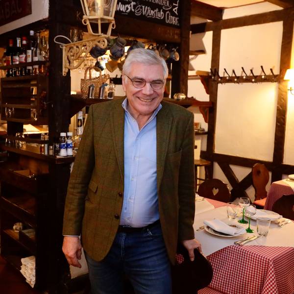 Romain Wack steht in seinem Lokal. Holzbalken und rot-weiß-karierte Tischdecken sind das Markenzeichen.