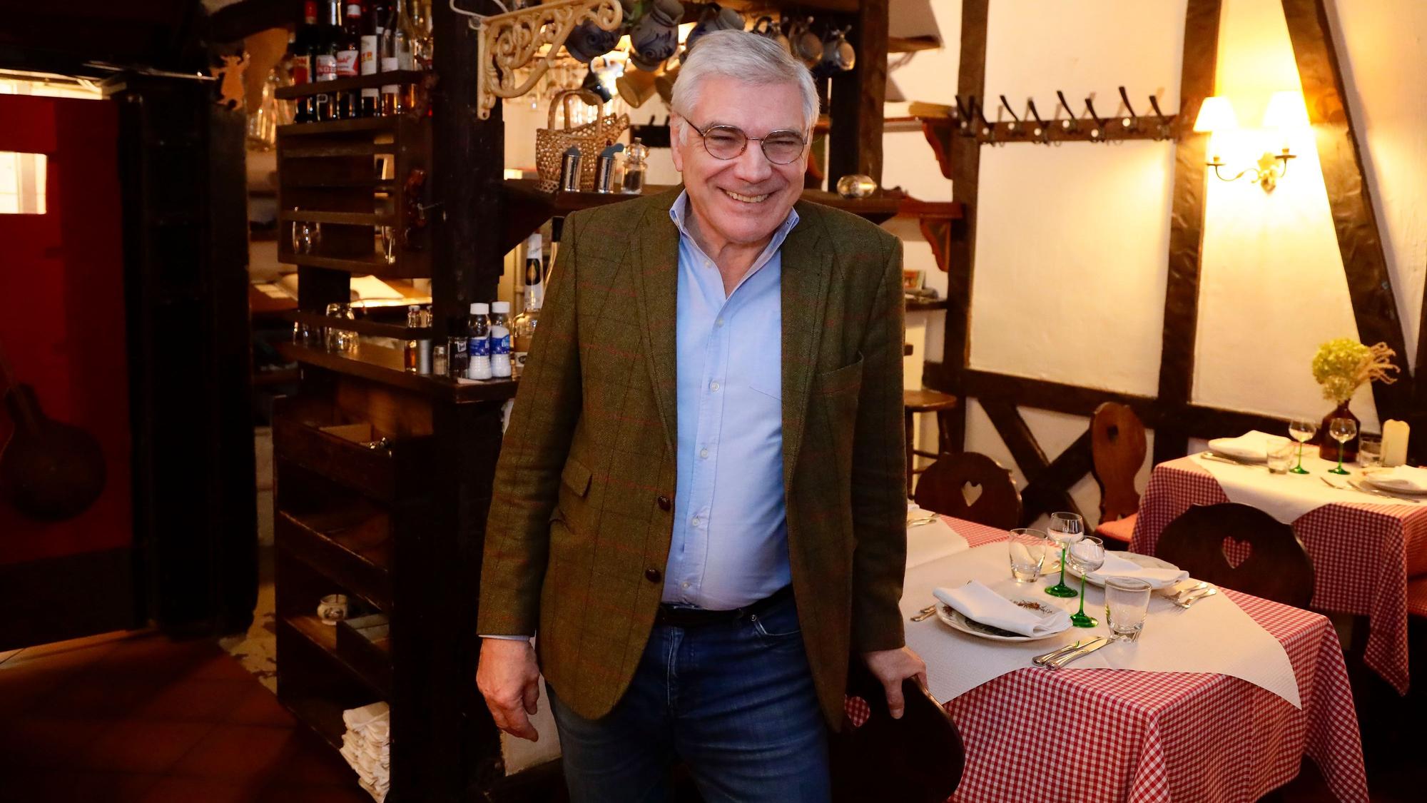 Romain Wack steht in seinem Lokal. Holzbalken und rot-weiß-karierte Tischdecken sind das Markenzeichen.