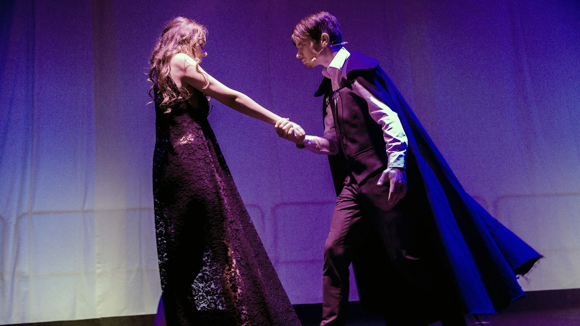Zwei Darsteller auf der Bühne.