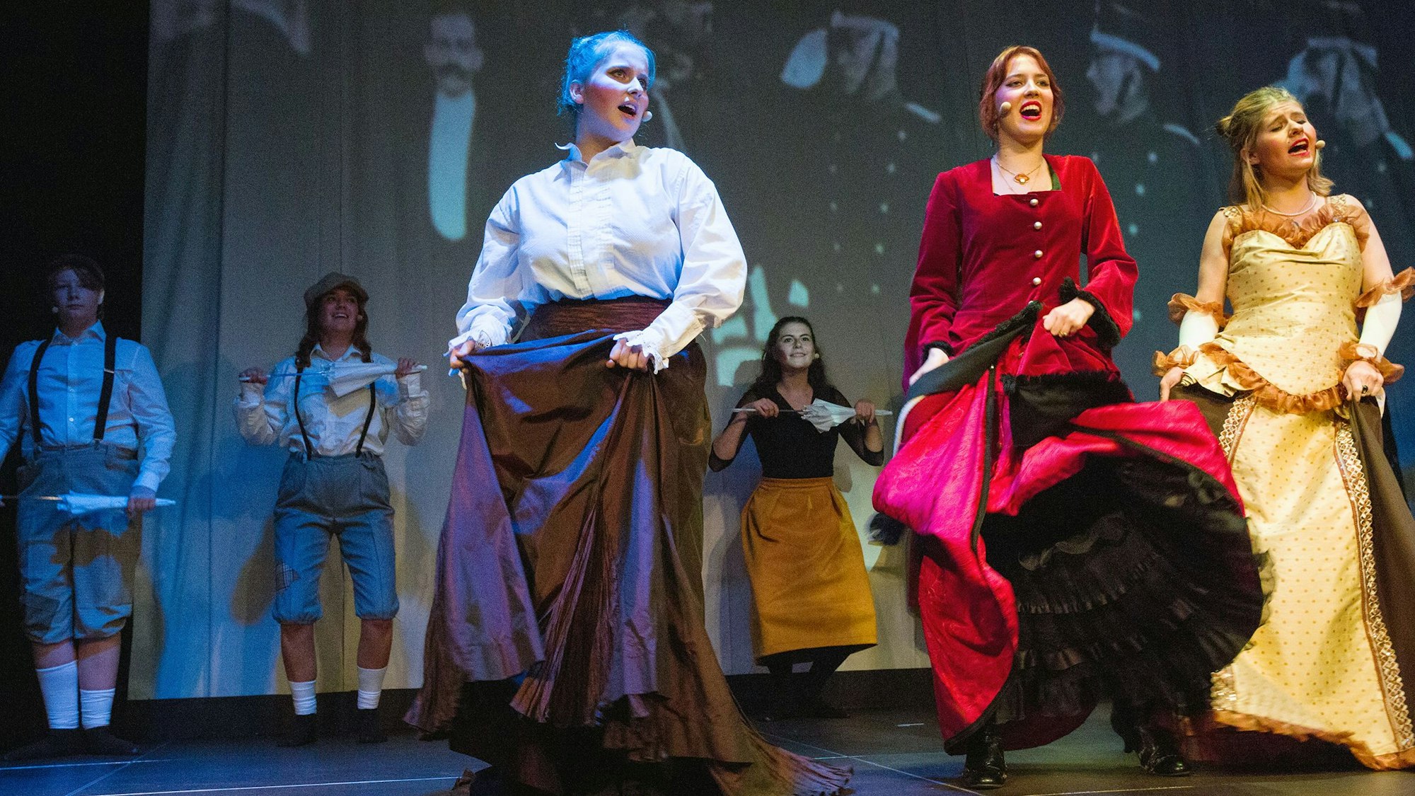 Darsteller auf der Bühne.