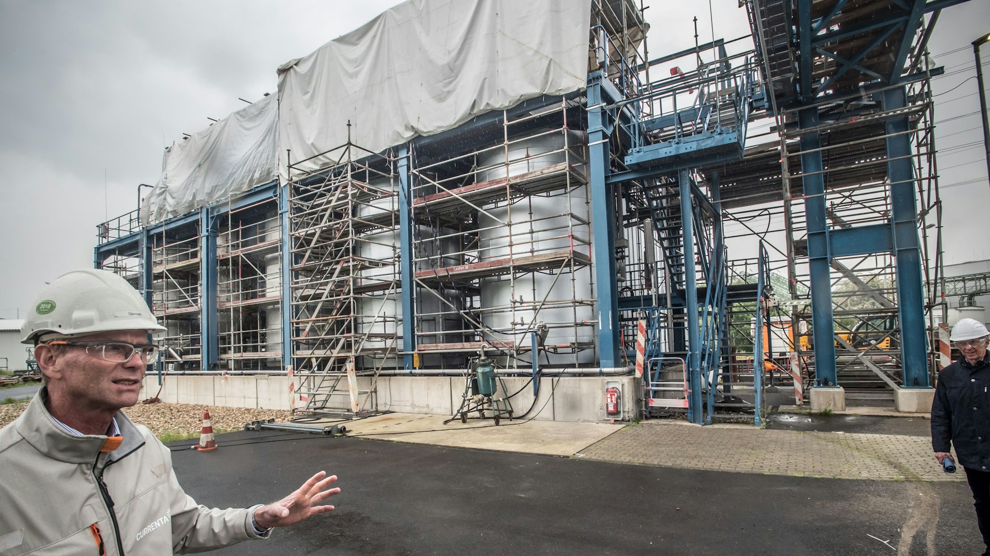Dieses Tanklager geht wieder in Betrieb. Hier mit Hans Gennen von Currenta bei einem Rundgang des Begleitkreises im Entsorgungszentrum.