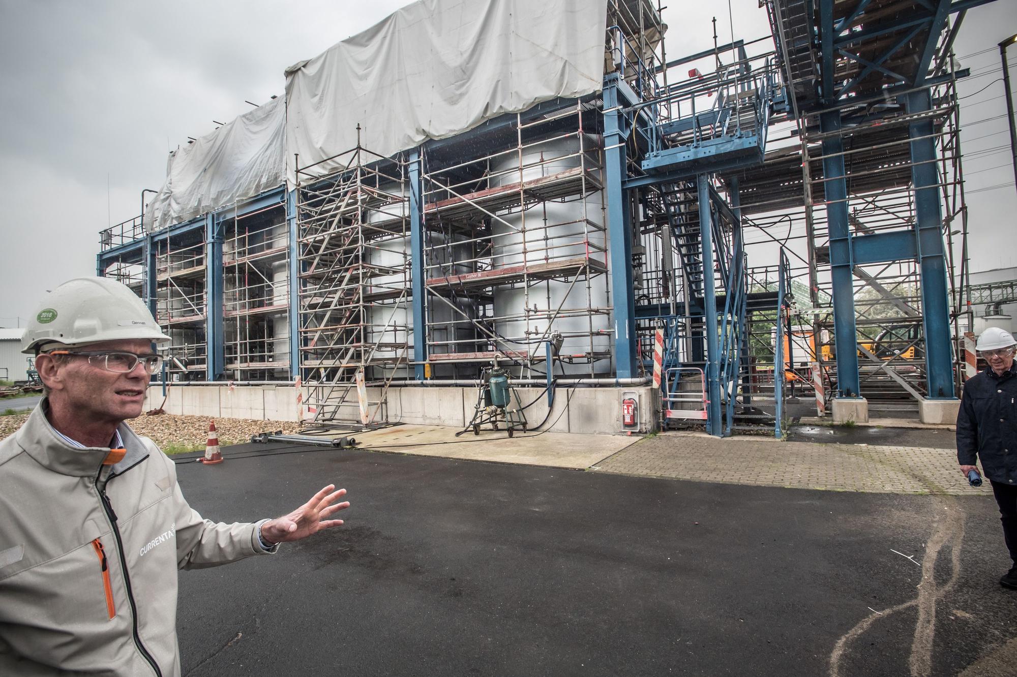 Tanklager, Hans Gennen CEO Currenta Die Sondermüllverbrennungsanlage von Currenta Leverkusen: Rundgang der Mitglieder des Begleitkreises zur Wiederinbetriebnahme. Foto: Ralf Krieger