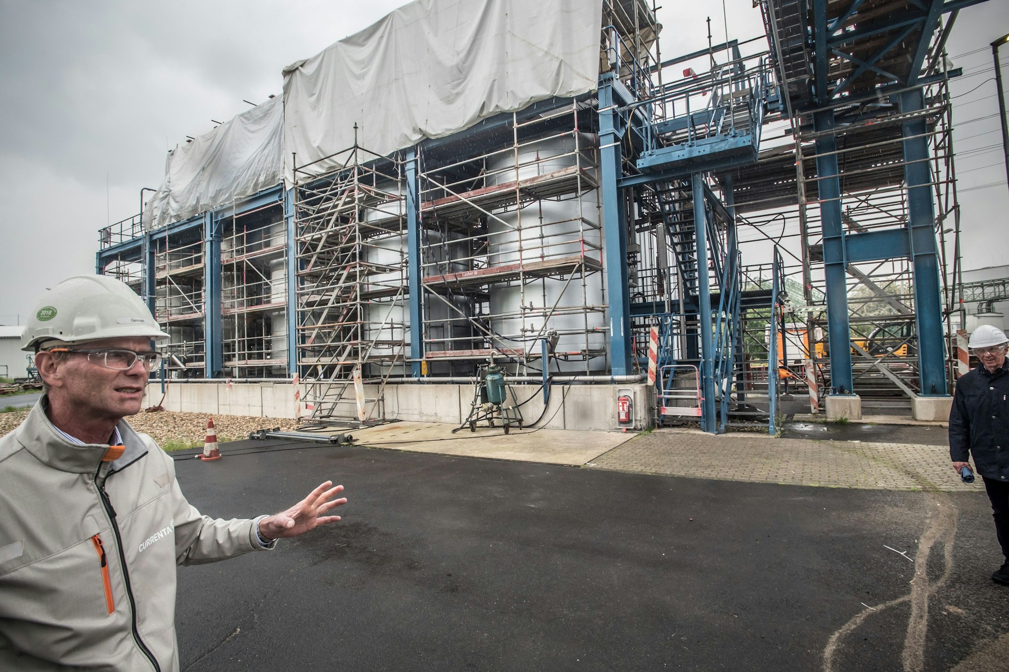 Tanklager, Hans Gennen CEO Currenta Die Sondermüllverbrennungsanlage von Currenta Leverkusen: Rundgang der Mitglieder des Begleitkreises zur Wiederinbetriebnahme. Foto: Ralf Krieger