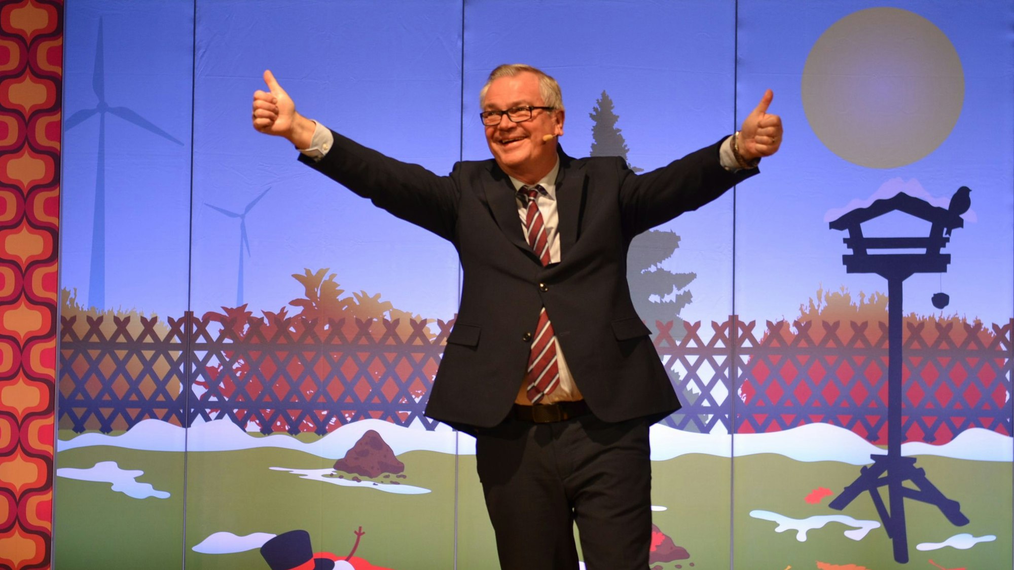 Jürgen B. Hausmann auf der Bühne des Euskirchener Stadttheaters.