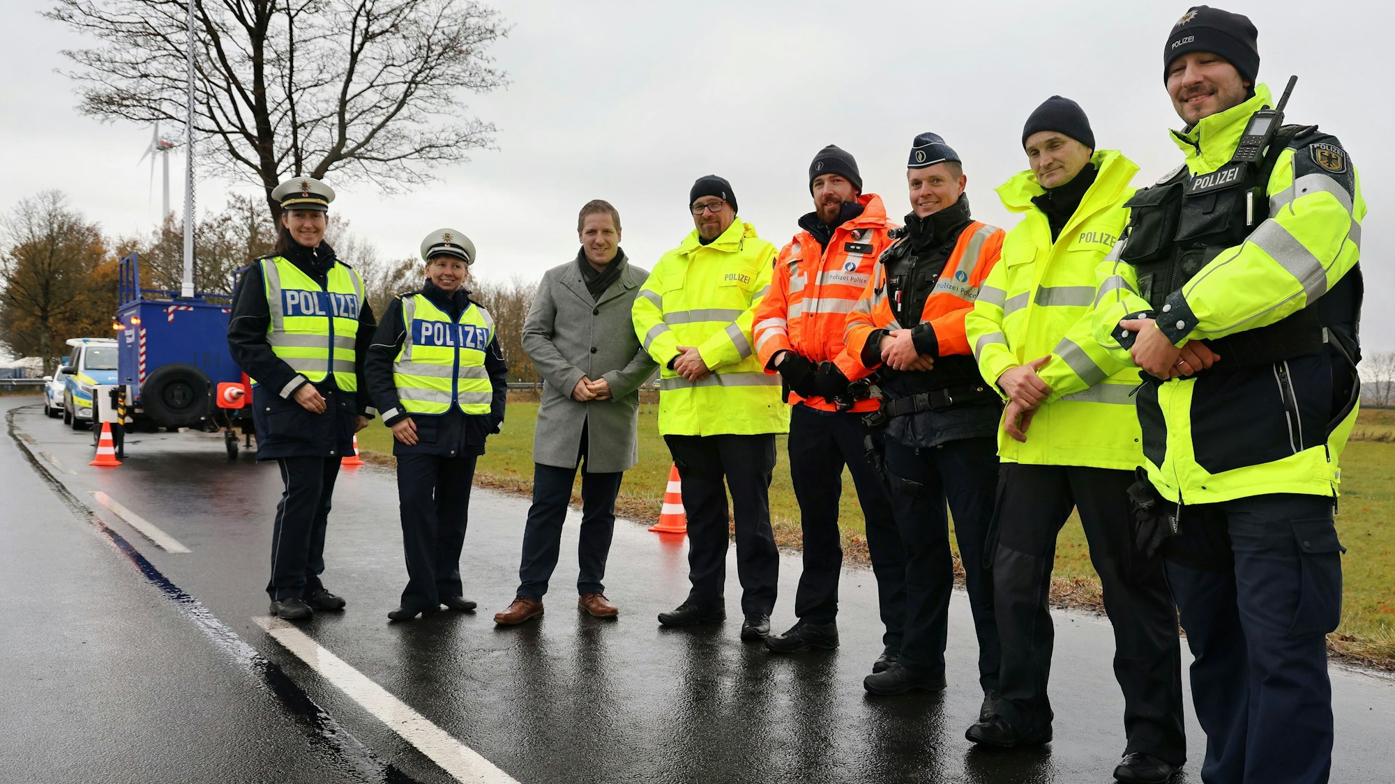 Gruppenfoto der an der Aktion beteiligten Partner an der Kontrollstelle auf der K70.