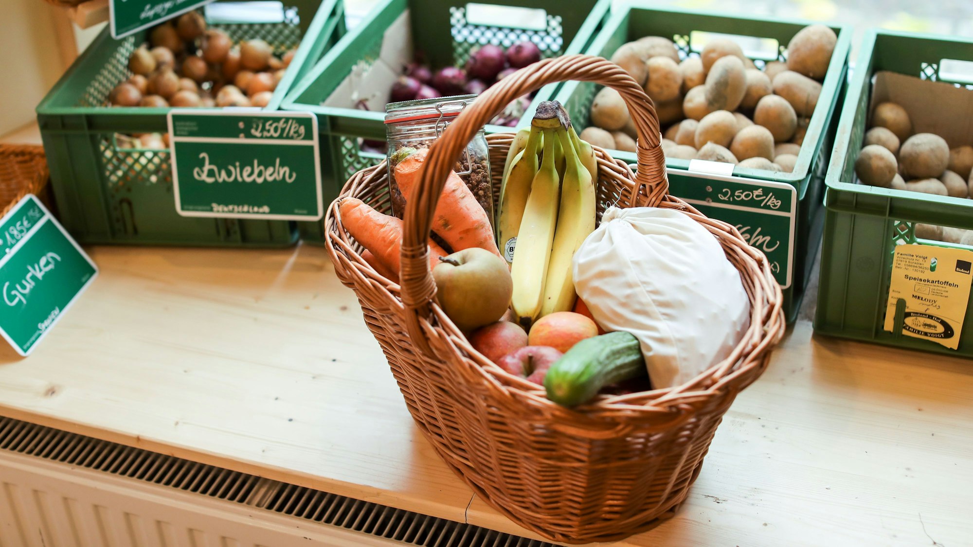 Obst und Gemüse im Korb.
